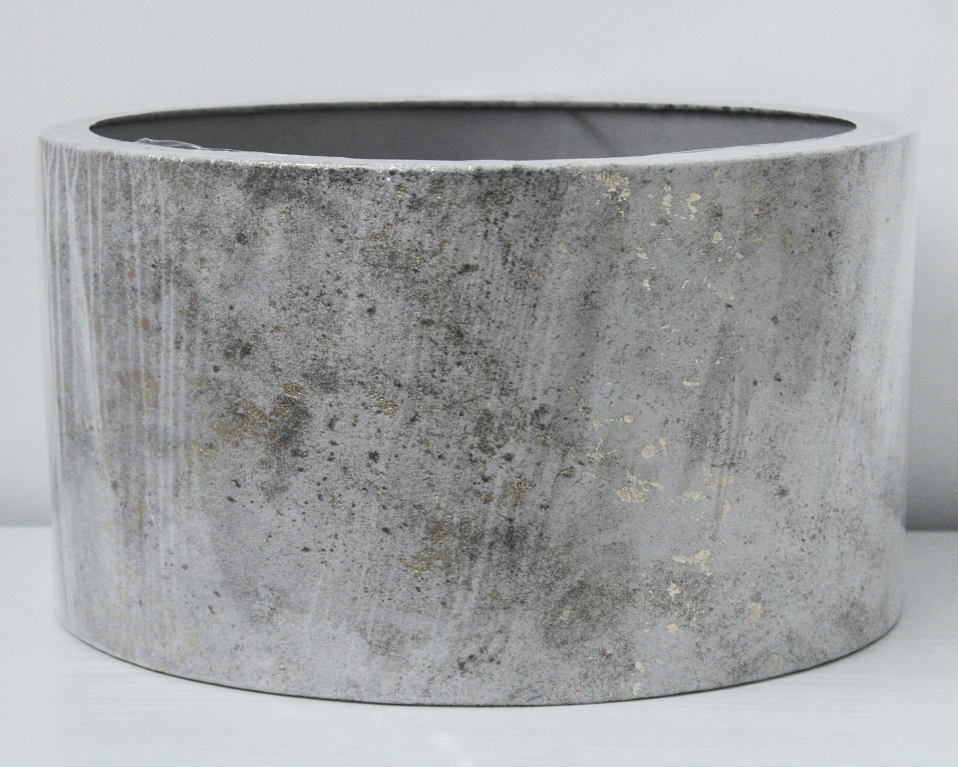 Vaso cilíndrico cinza com manchas douradas