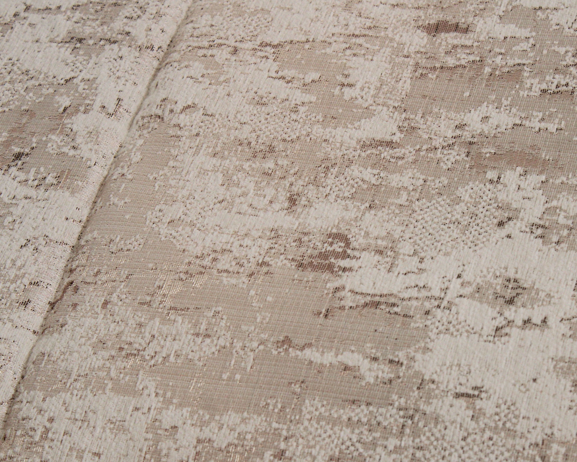 Tecido com padrão abstrato em tons de bege, creme e castanho claro