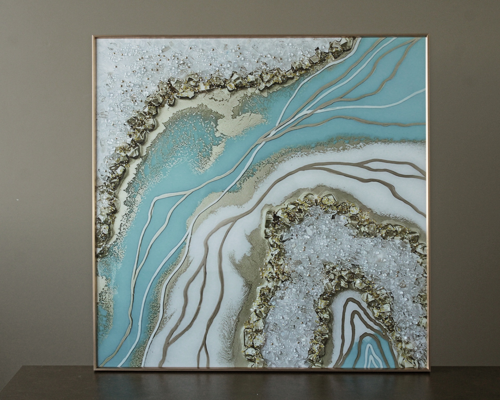 Quadro decorativo abstrato com padrão estilo geoda azul e dourado