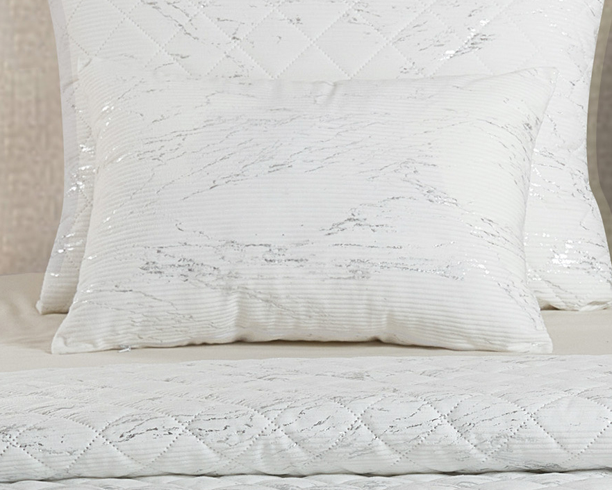 Conjunto branco de almofadas e edredão com padrão cinzento e matelassado