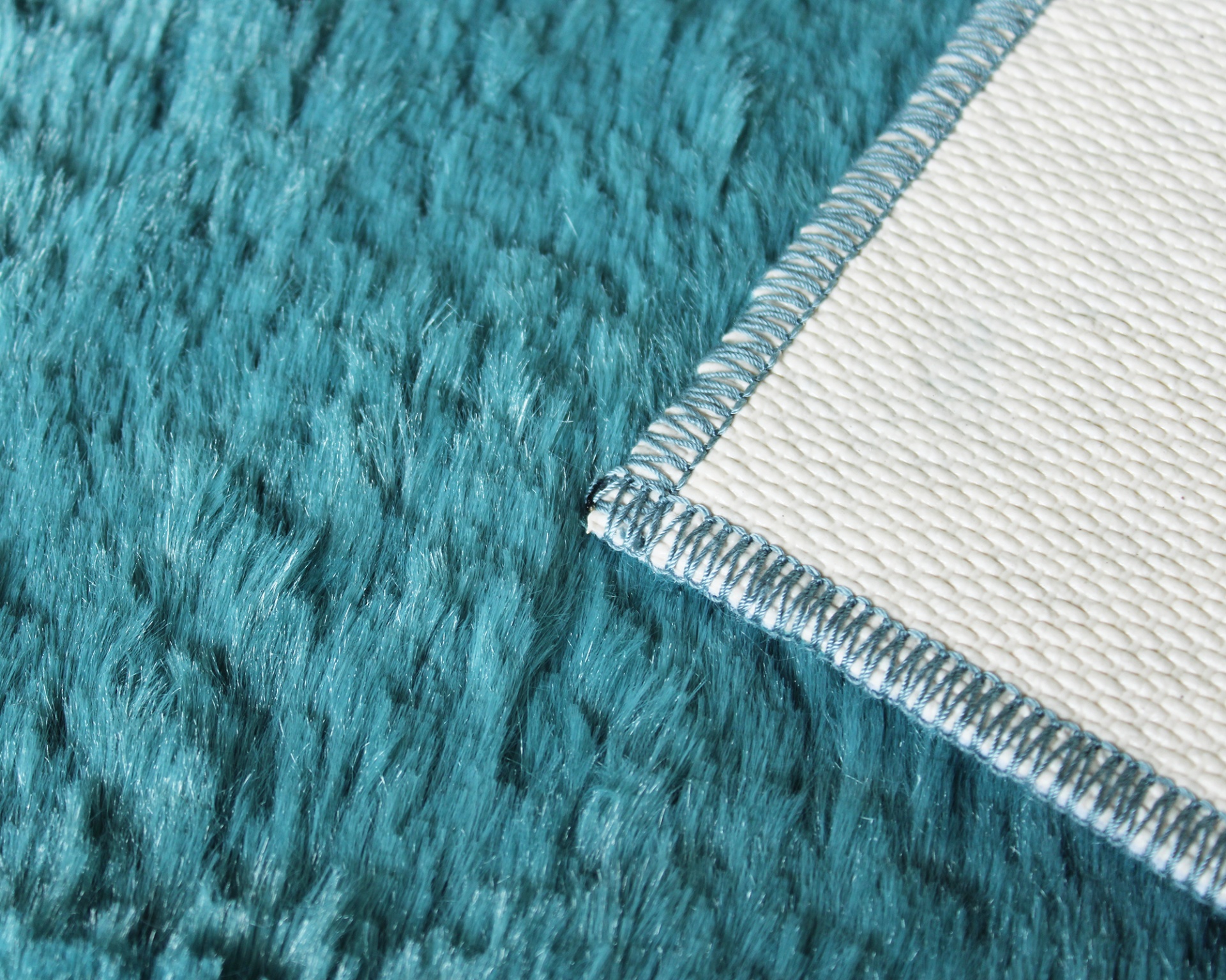 tecido felpudo azul turquesa com verso branco e costura azul