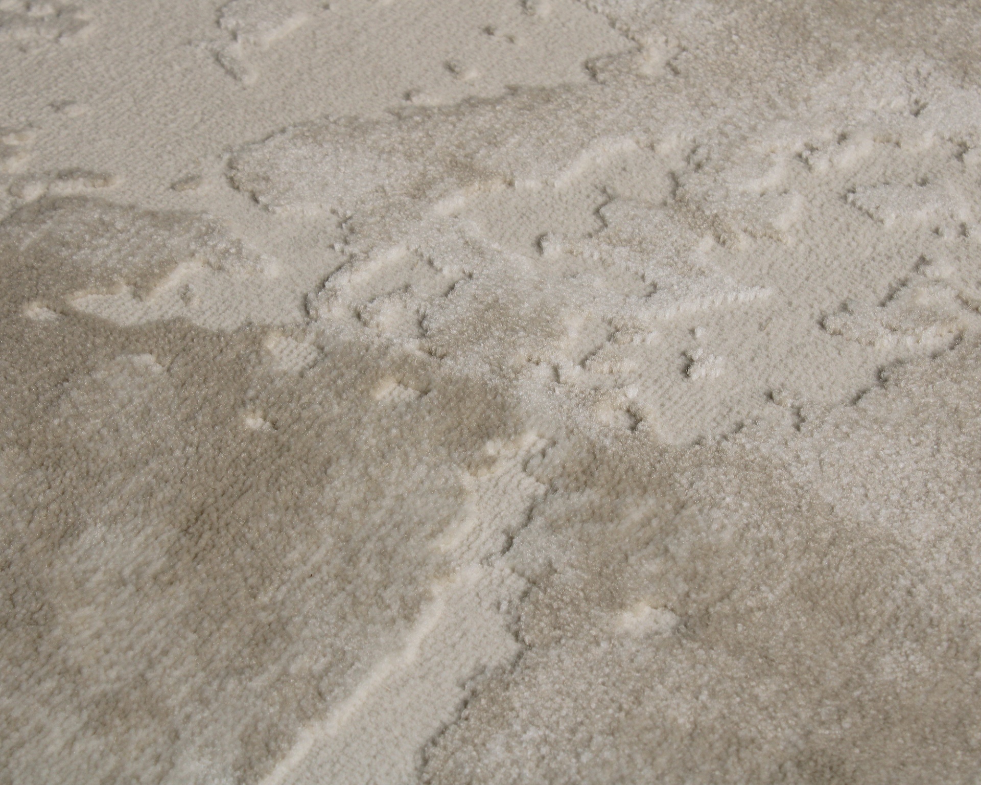 Tapete cinza e bege com padrão abstrato e textura felpuda