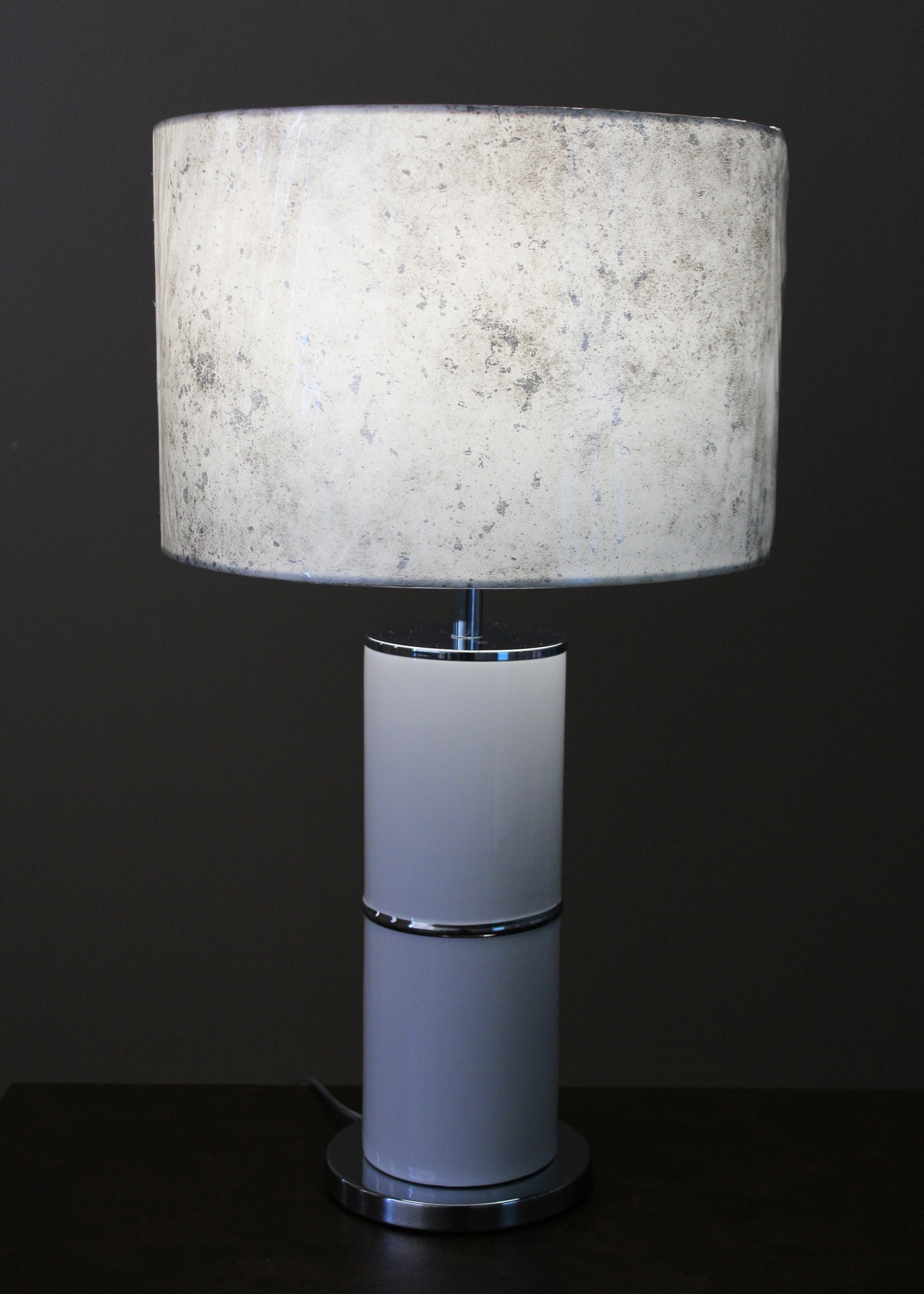 Candeeiro de mesa com cúpula ovalada manchada cinzenta em fundo preto