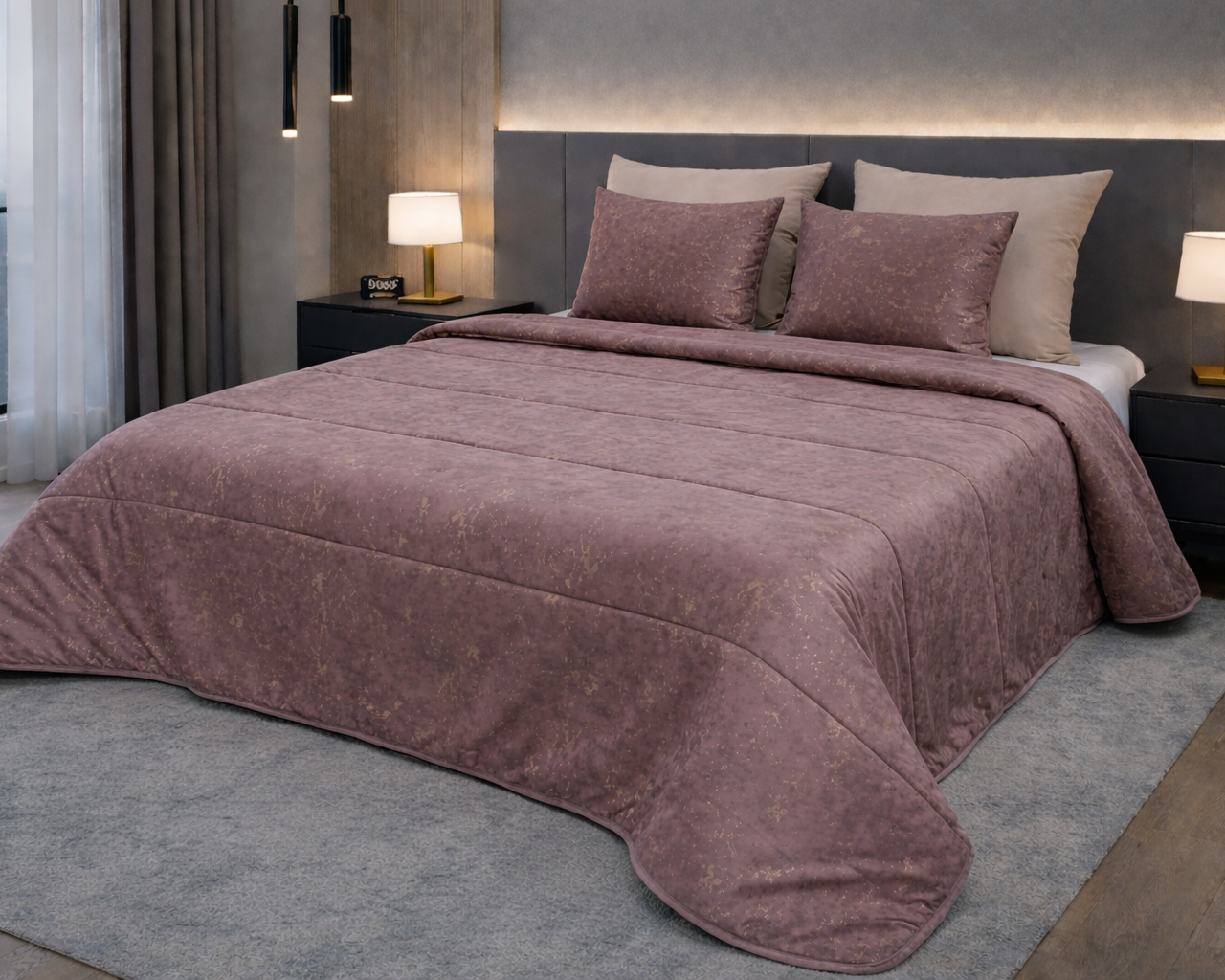 Conjunto de cama com edredão e almofadas cor malva com padrão dourado numa cama com cabeceira cinza