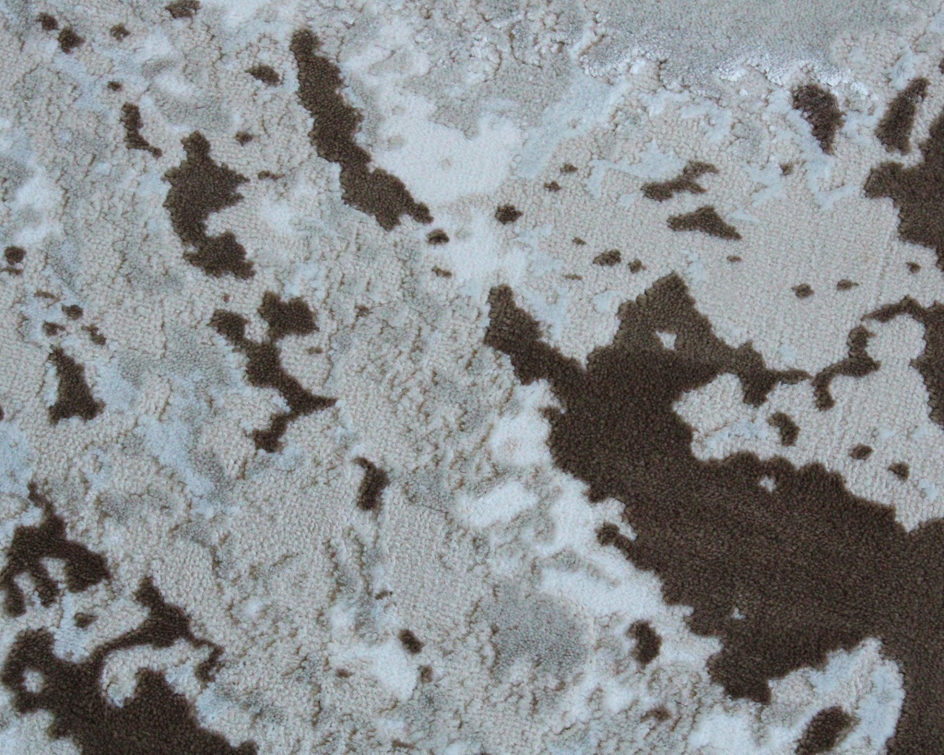 Padrão de tapete felpudo bege, cinza e castanho escuro