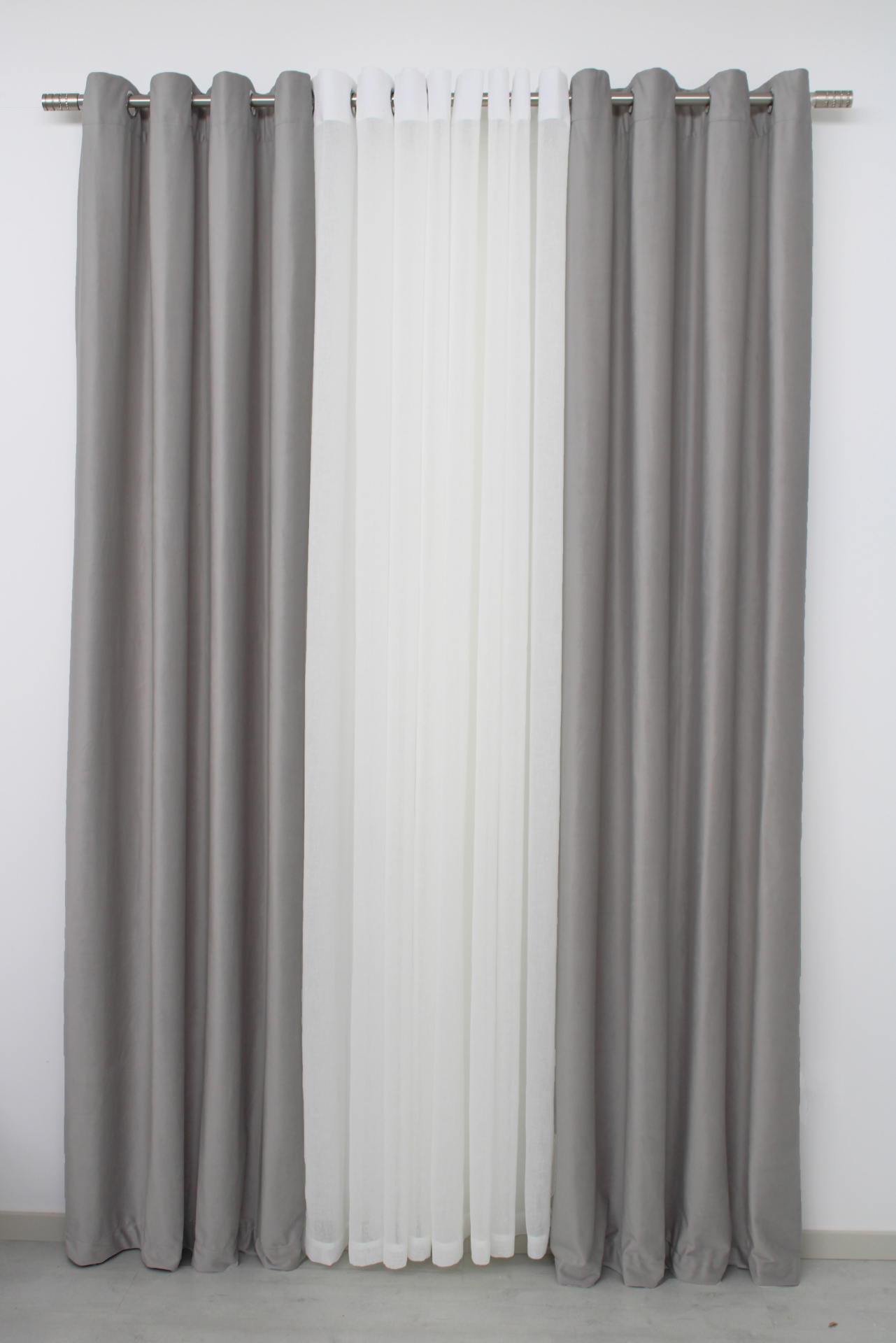 Cortinado branco transparente com cortinado cinzento opaco exterior