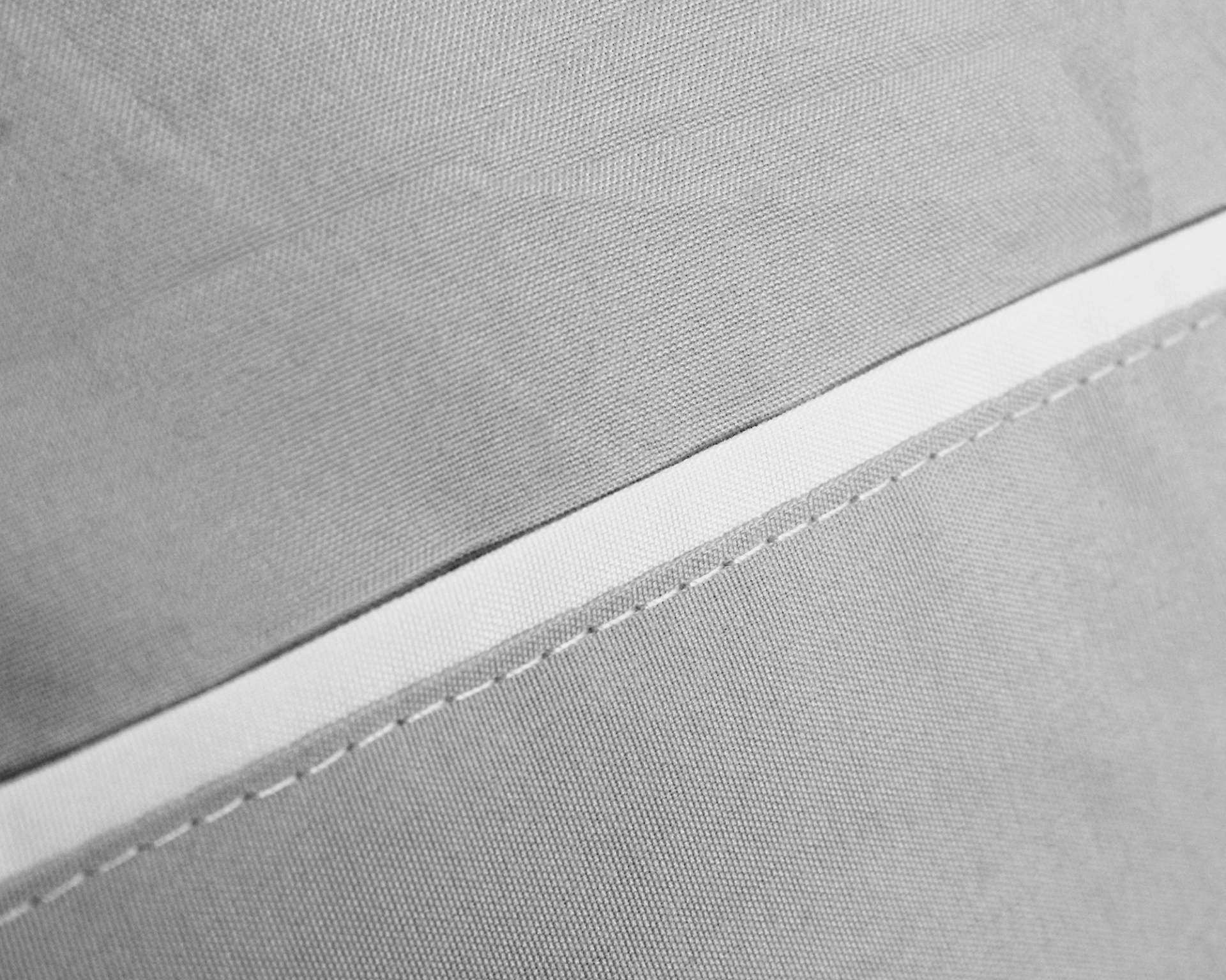 Close-up de tecido cinzento com costura branca