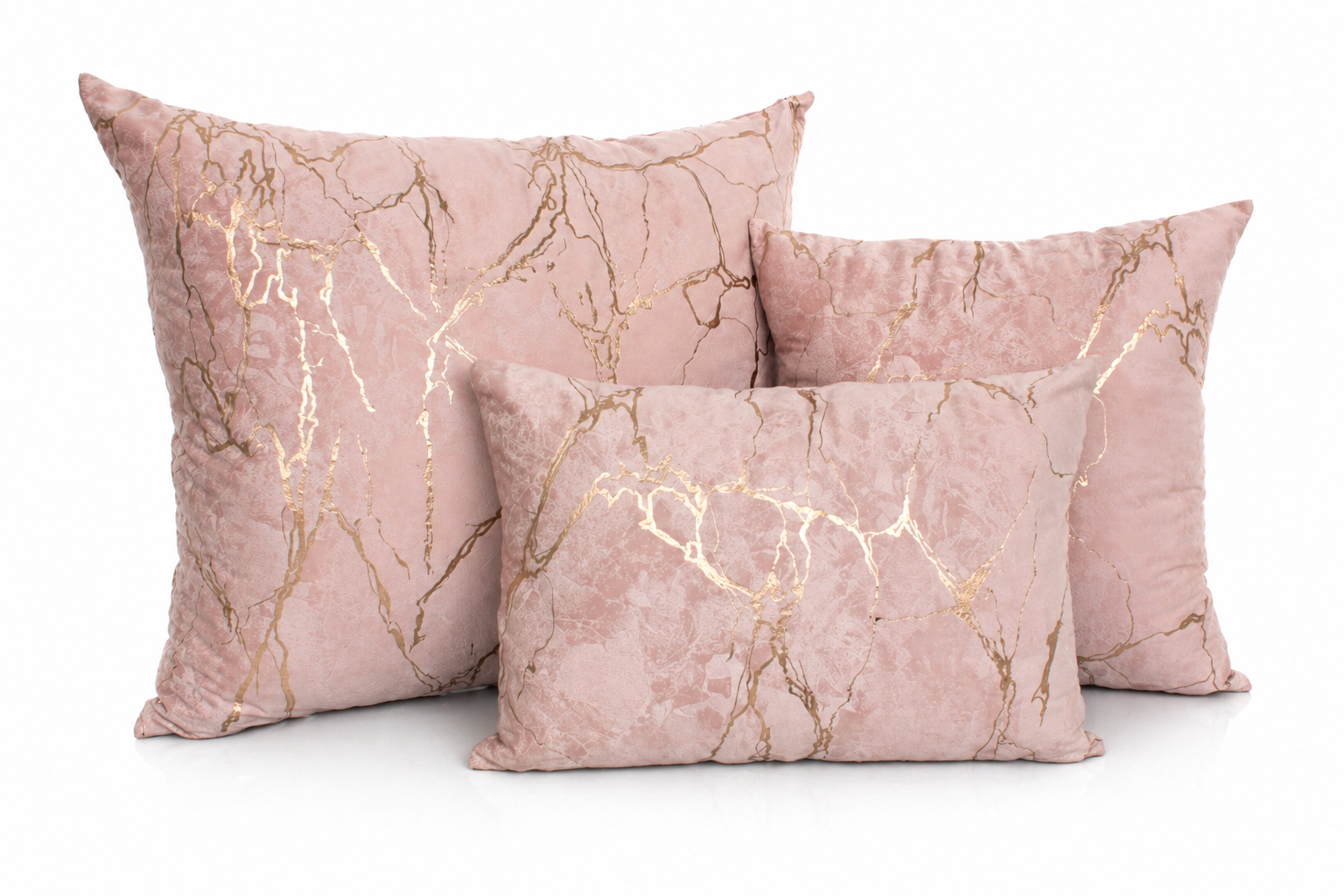 Três almofadas decorativas rosa com padrão dourado