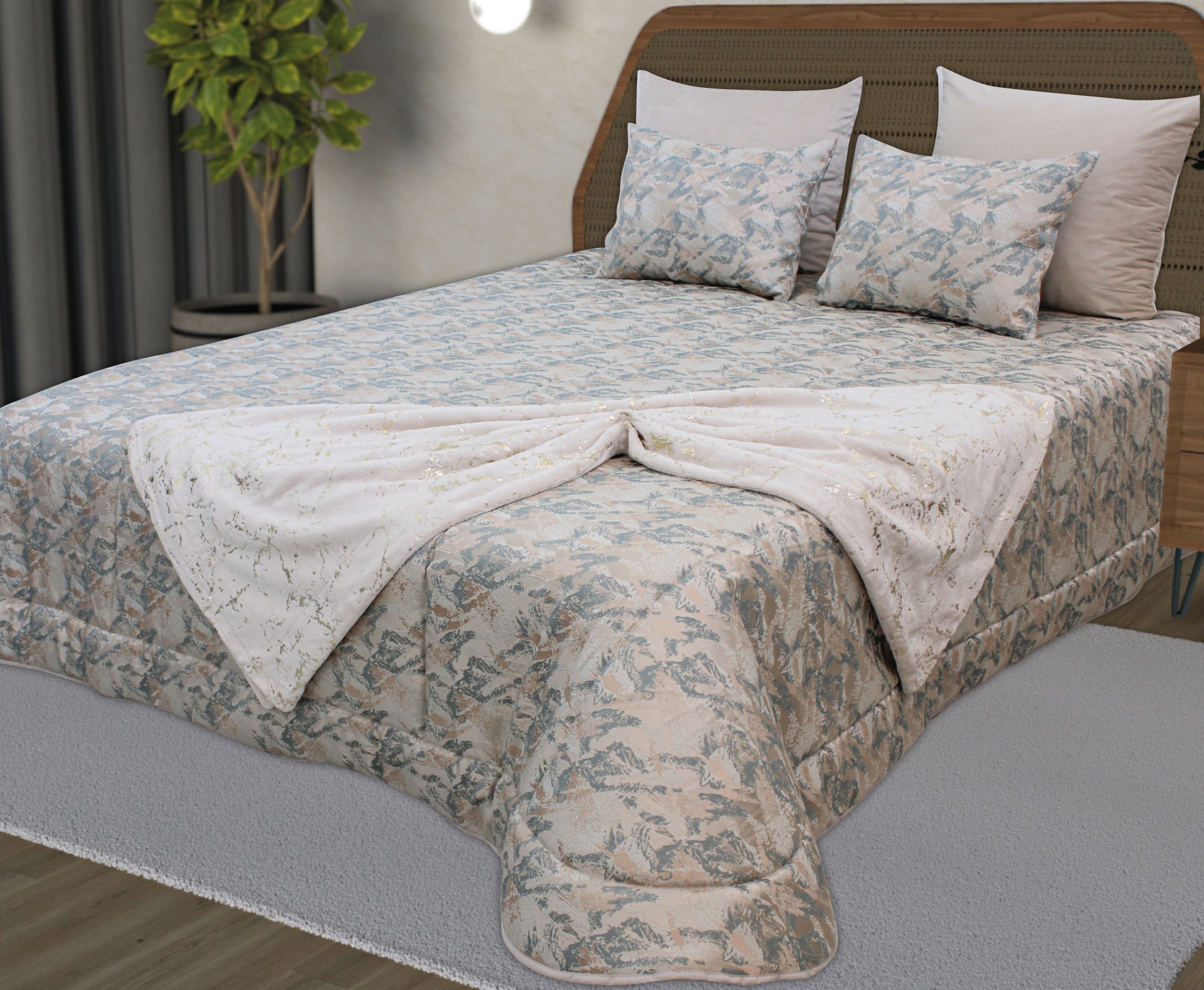 Cama com colcha e almofadas em tons pastel, colcha branca com detalhes dourados, cabeceira em vime e madeira, planta em fundo