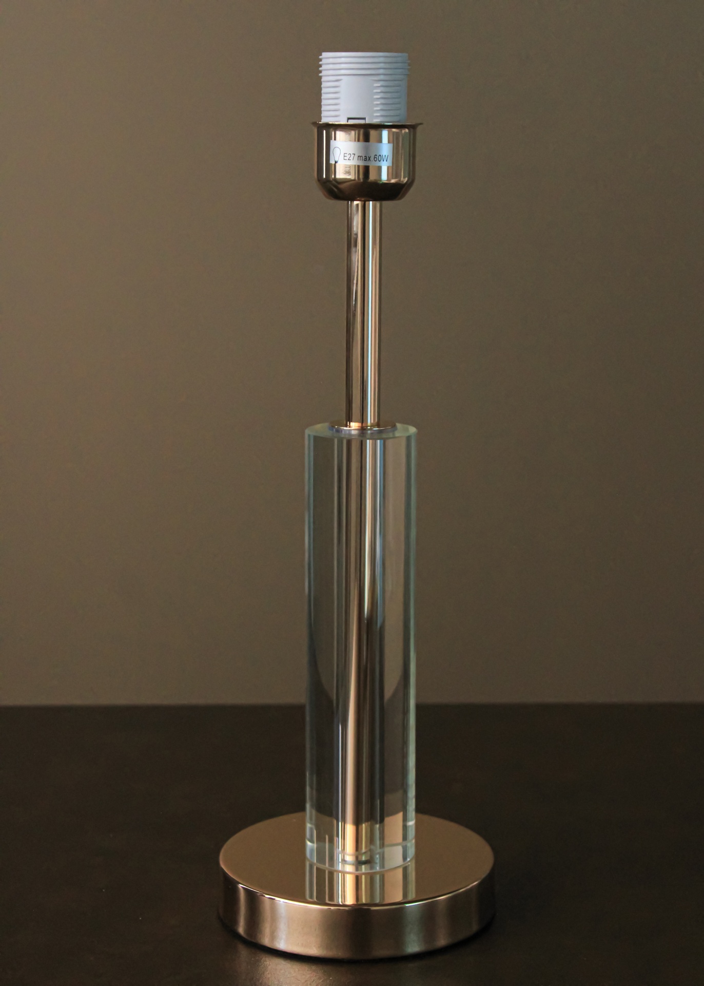 Candeeiro de mesa metálico com corpo transparente e etiqueta E27 max.60W