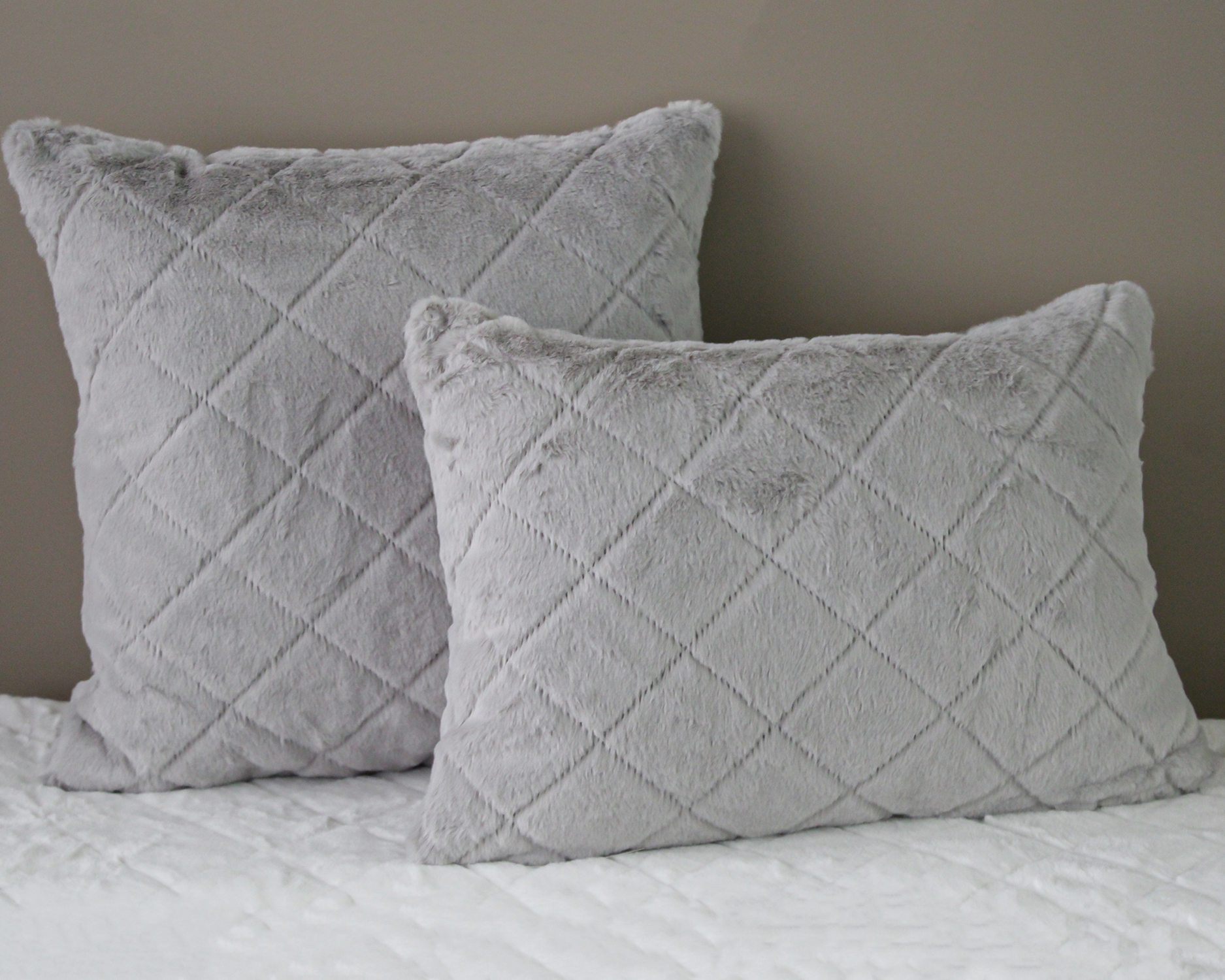 Almofadas cinza claro com padrão de losangos