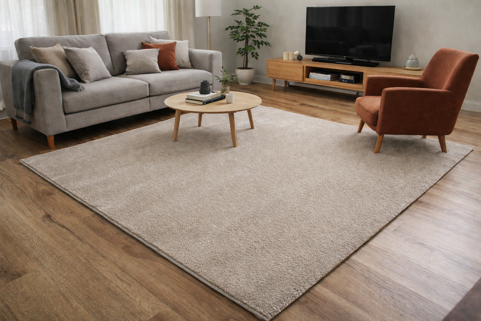 Tapete bege claro em sala de estar com sofá cinza, poltrona laranja e mesa redonda de madeira.