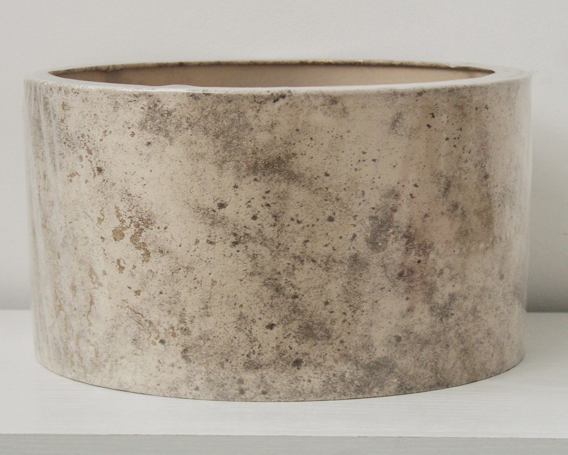 Vaso de cerâmica redondo com manchas e textura irregular