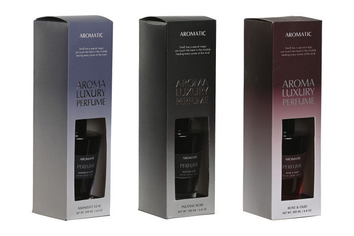 Caixas de perfumes AROMATIC AROMA LUXURY PERFUME em azul, preto e vermelho com frascos visíveis