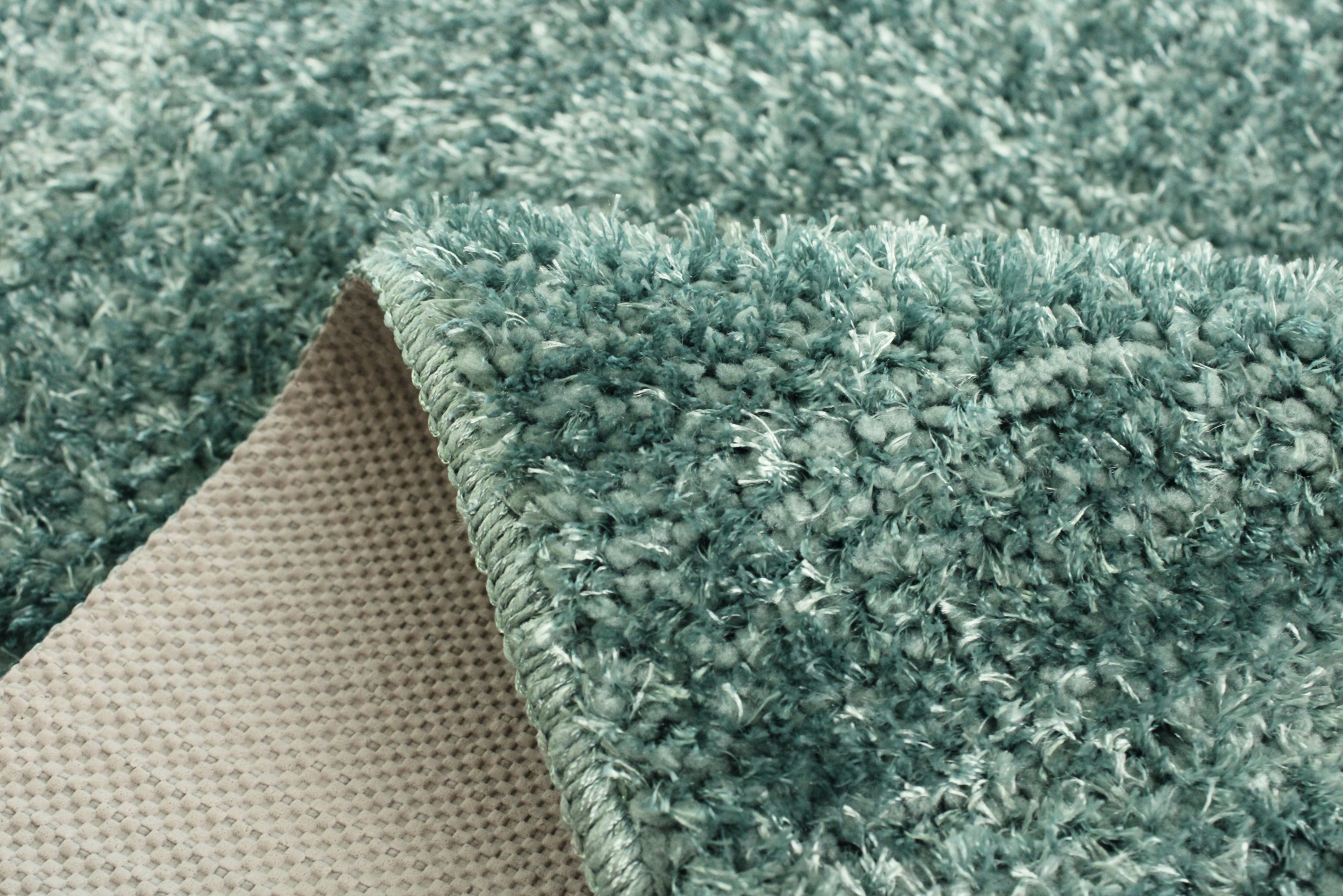 Tapete verde-água de pelo alto com base antiderrapante bege