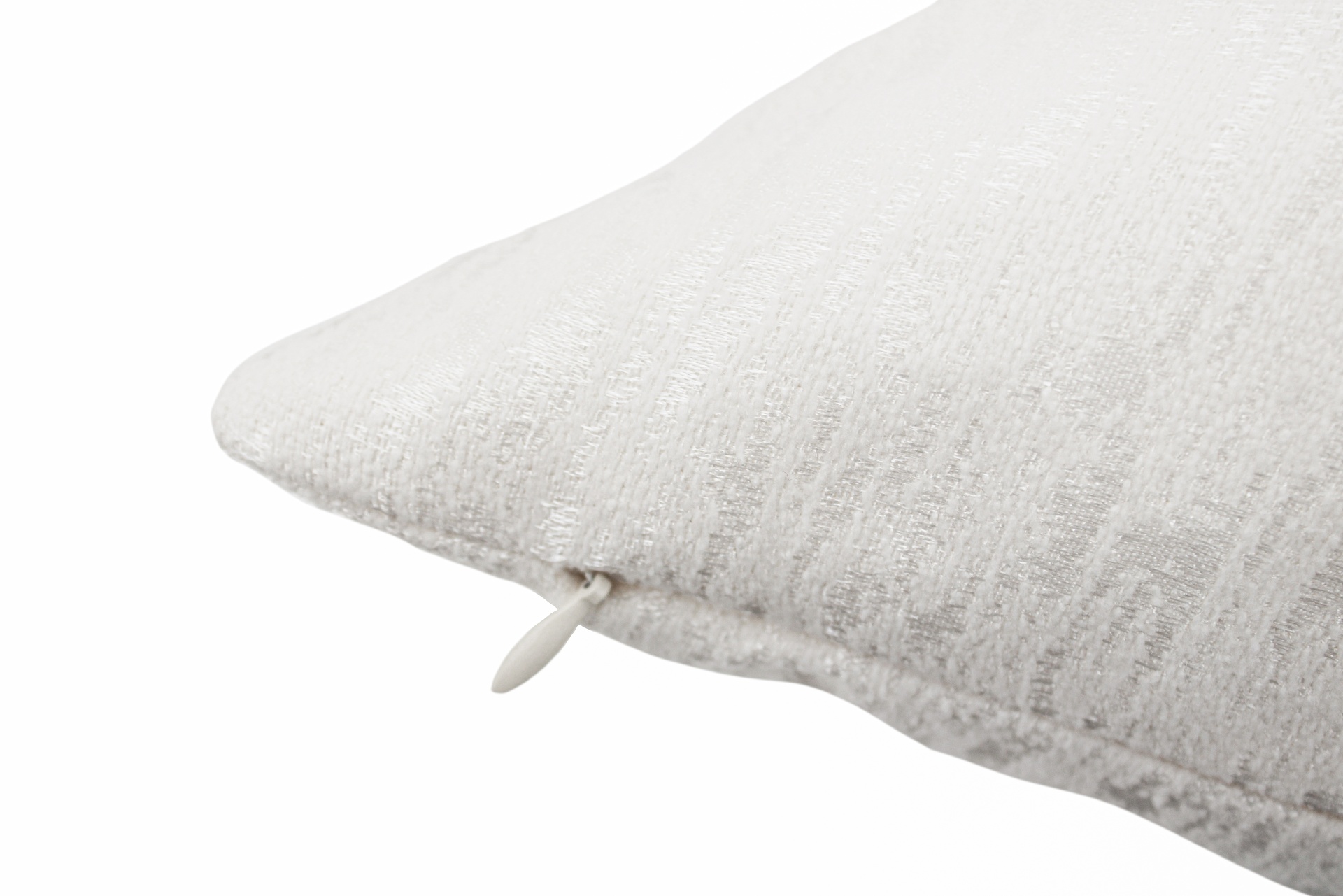 Travesseiro branco com fecho de correr lateral e padrão riscado