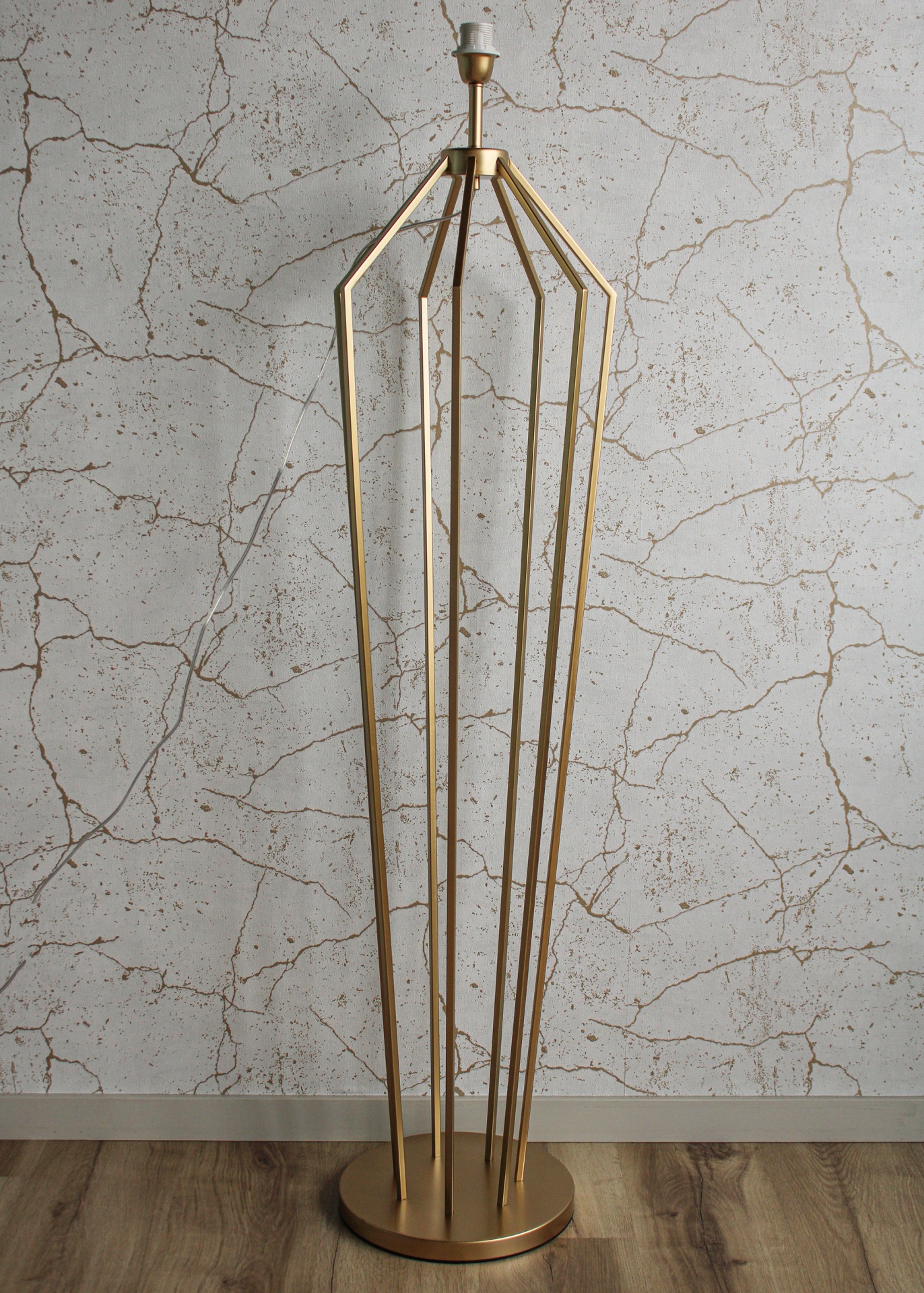 Candeeiro de pé metálico dourado com estrutura geométrica