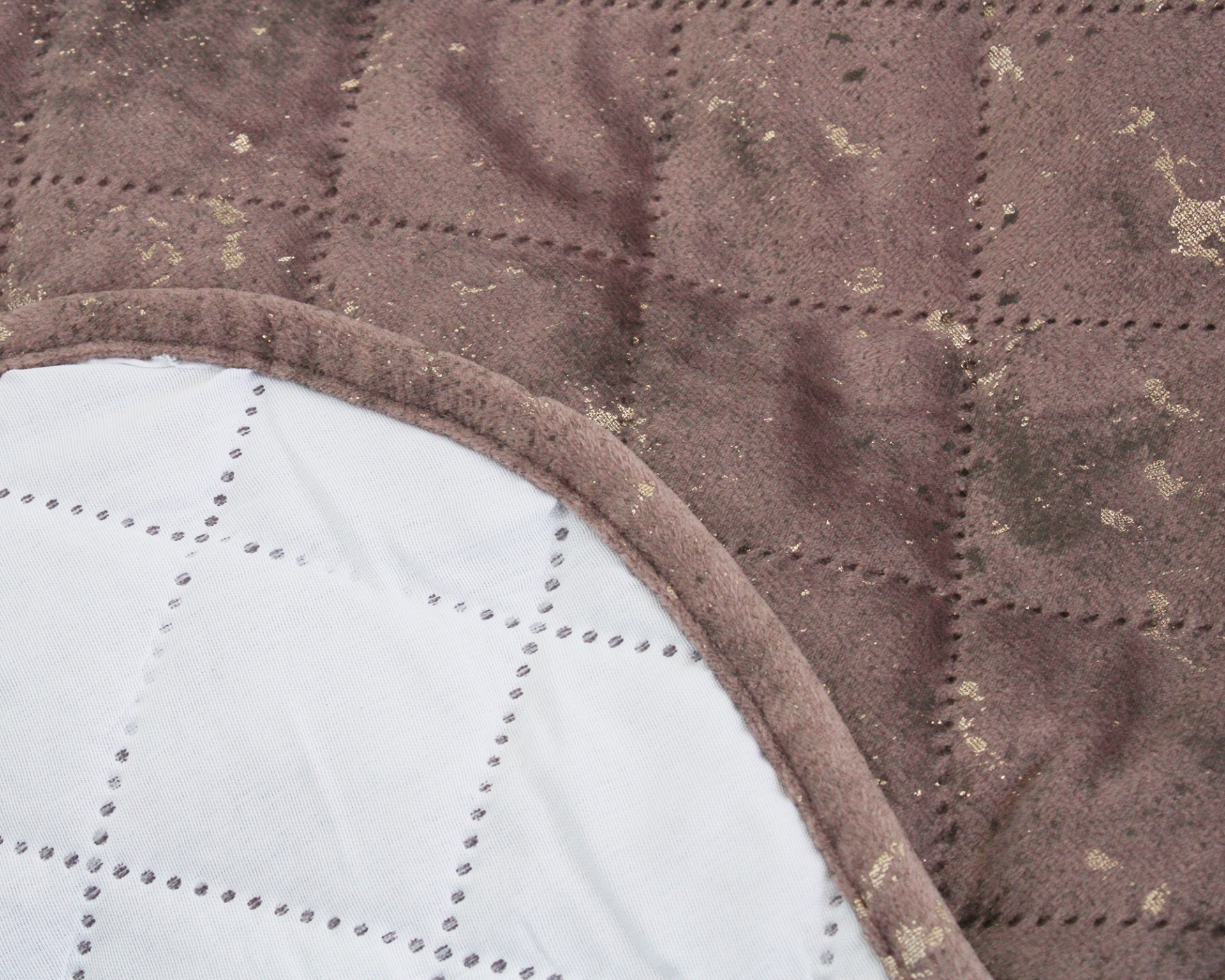 Tapete ou manta dupla face castanho com padrão quadrado e branco com padrão de pontos em quadrados