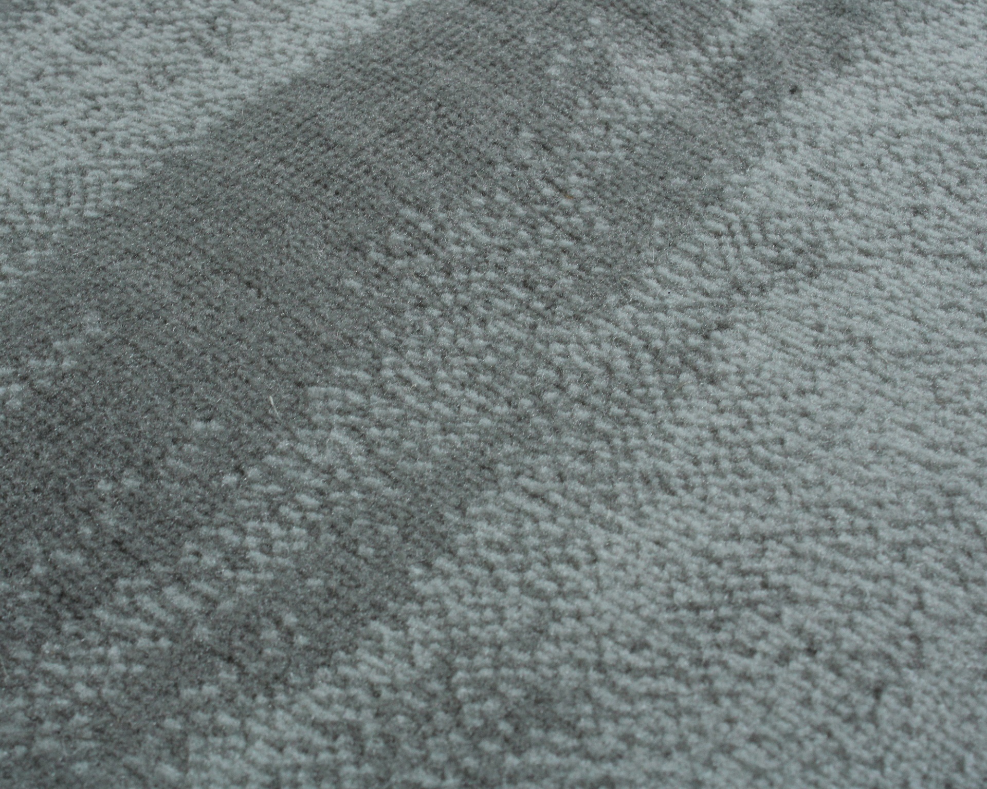 Tapete cinzento com padrão geométrico em tons de cinza