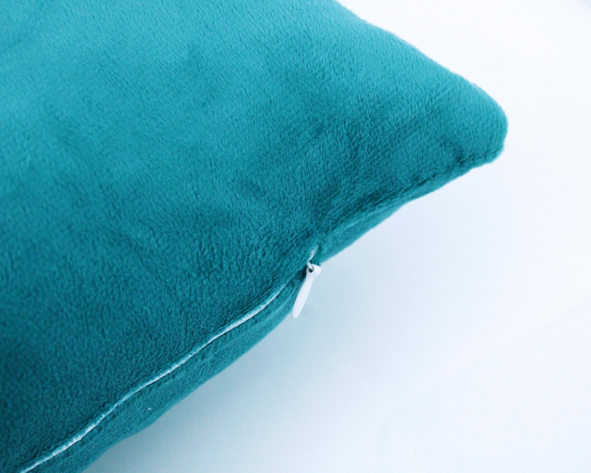 Almofada azul turquesa com fecho de correr branco