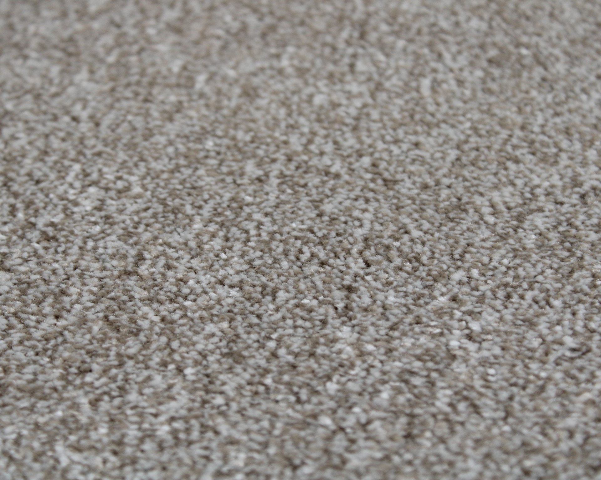 Tapete de carpete bege com textura densa e macia