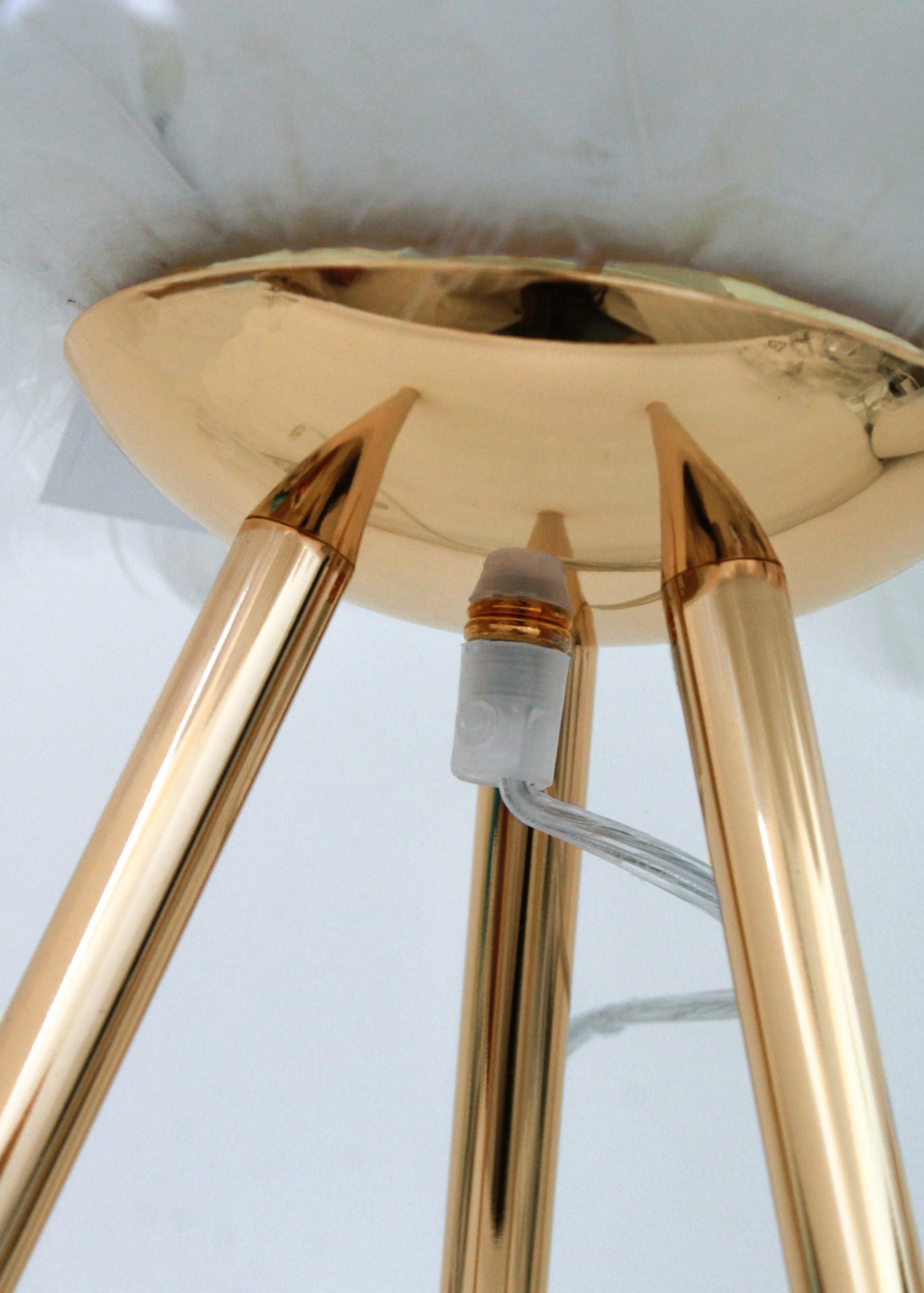 Pé de candeeiro dourado com três hastes e cabo cinzento