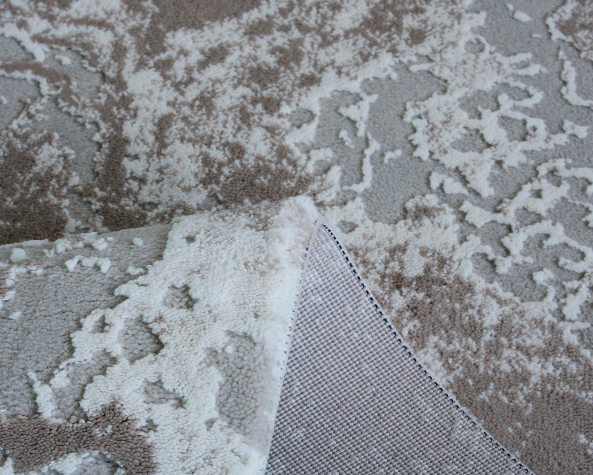 Tapete bege e castanho com padrão abstrato e textura felpuda