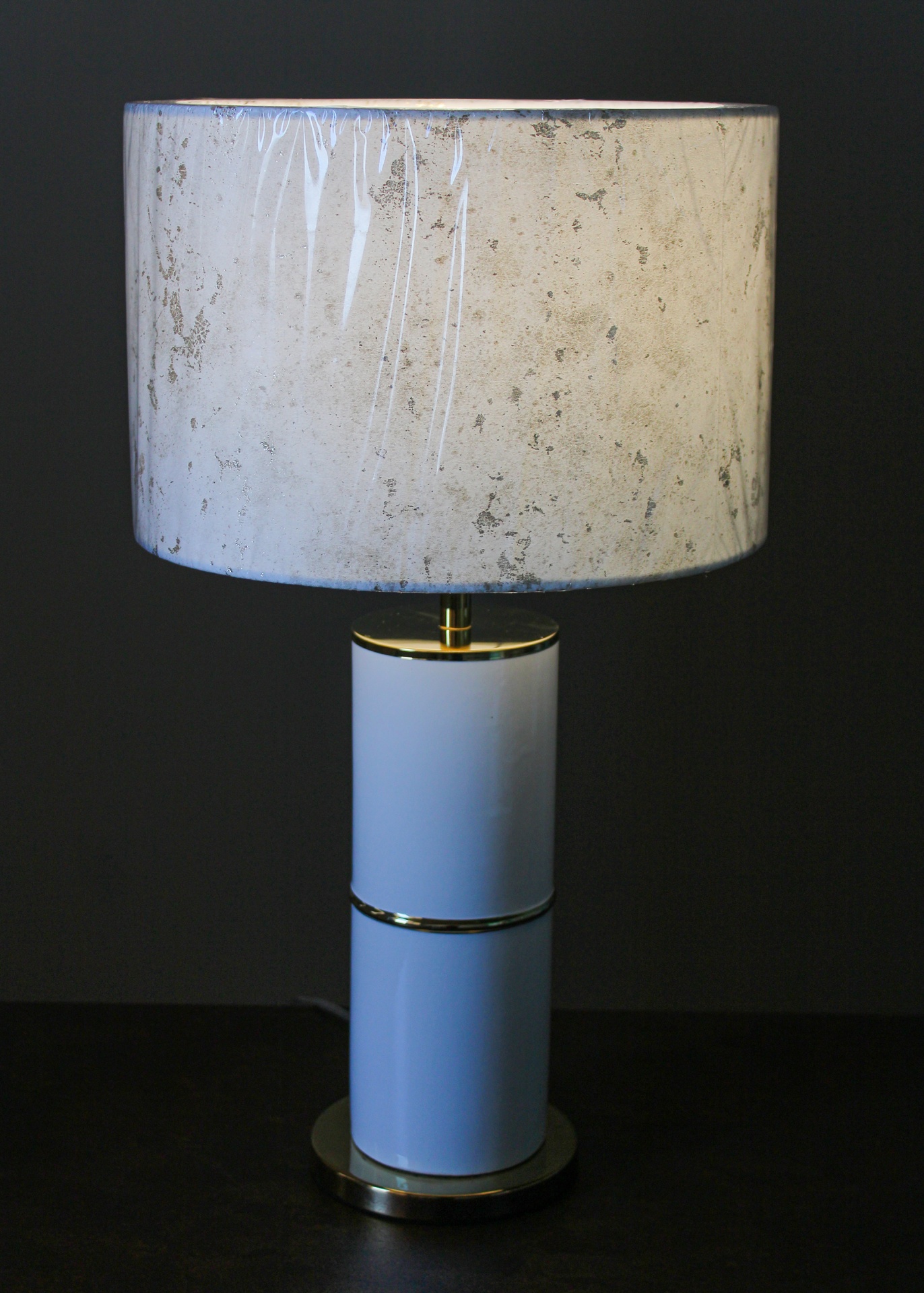 Candeeiro de mesa branco com cúpula bege e detalhes dourados