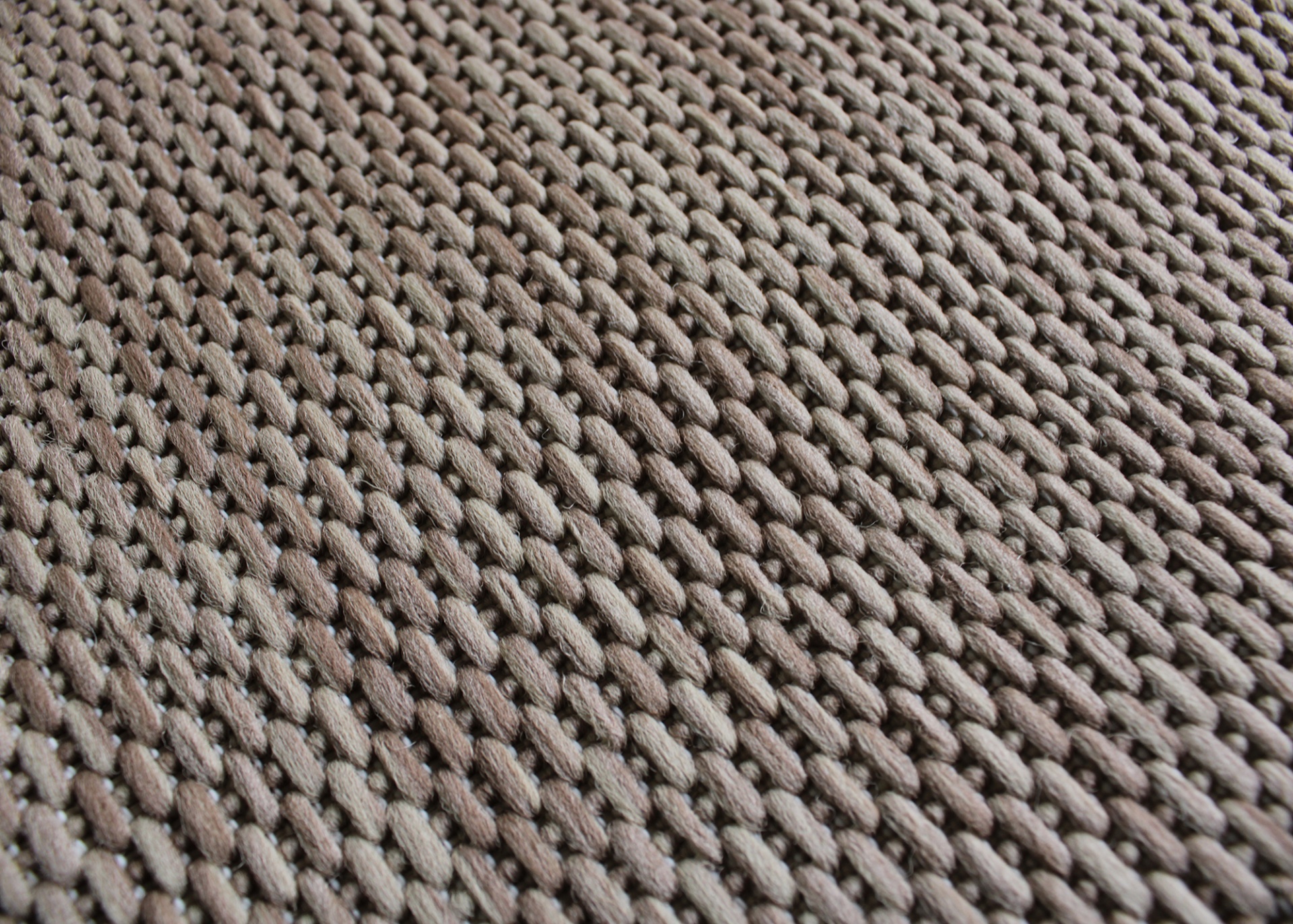 tecido castanho com padrão trançado em relevo