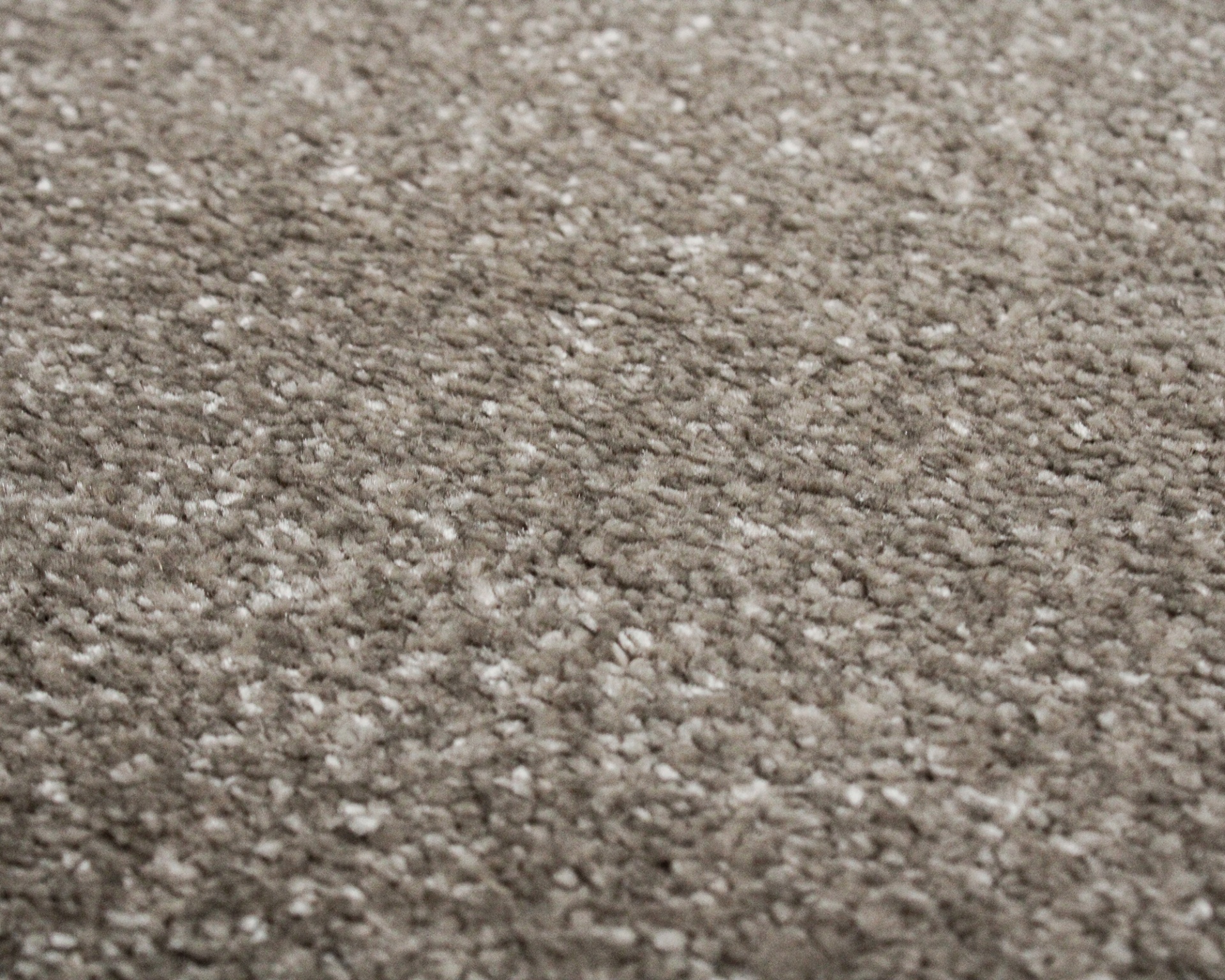 Tapete castanho claro com textura felpuda densa