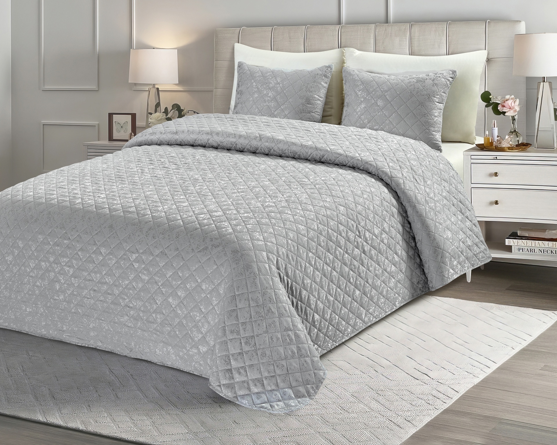 cama com colcha cinzento claro matelassada em quarto moderno