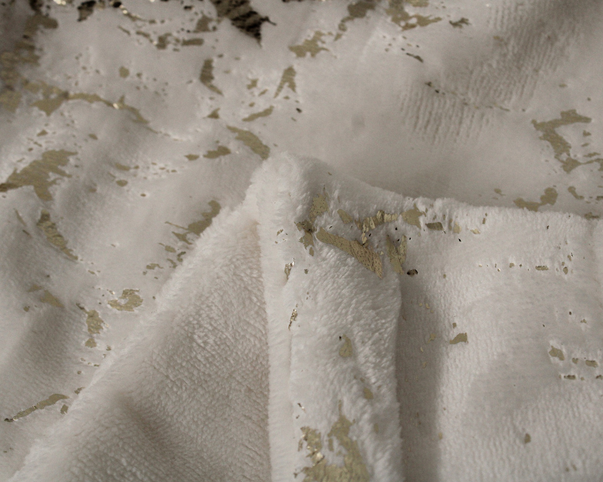 tecido branco felpudo com detalhes dourados