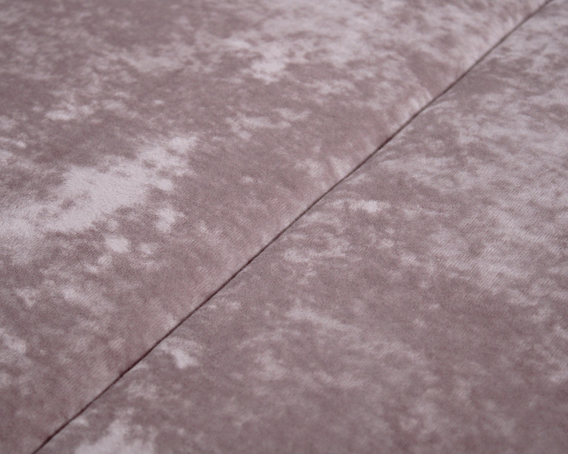 Tecido cinza com padrão marmoreado e costura ao centro