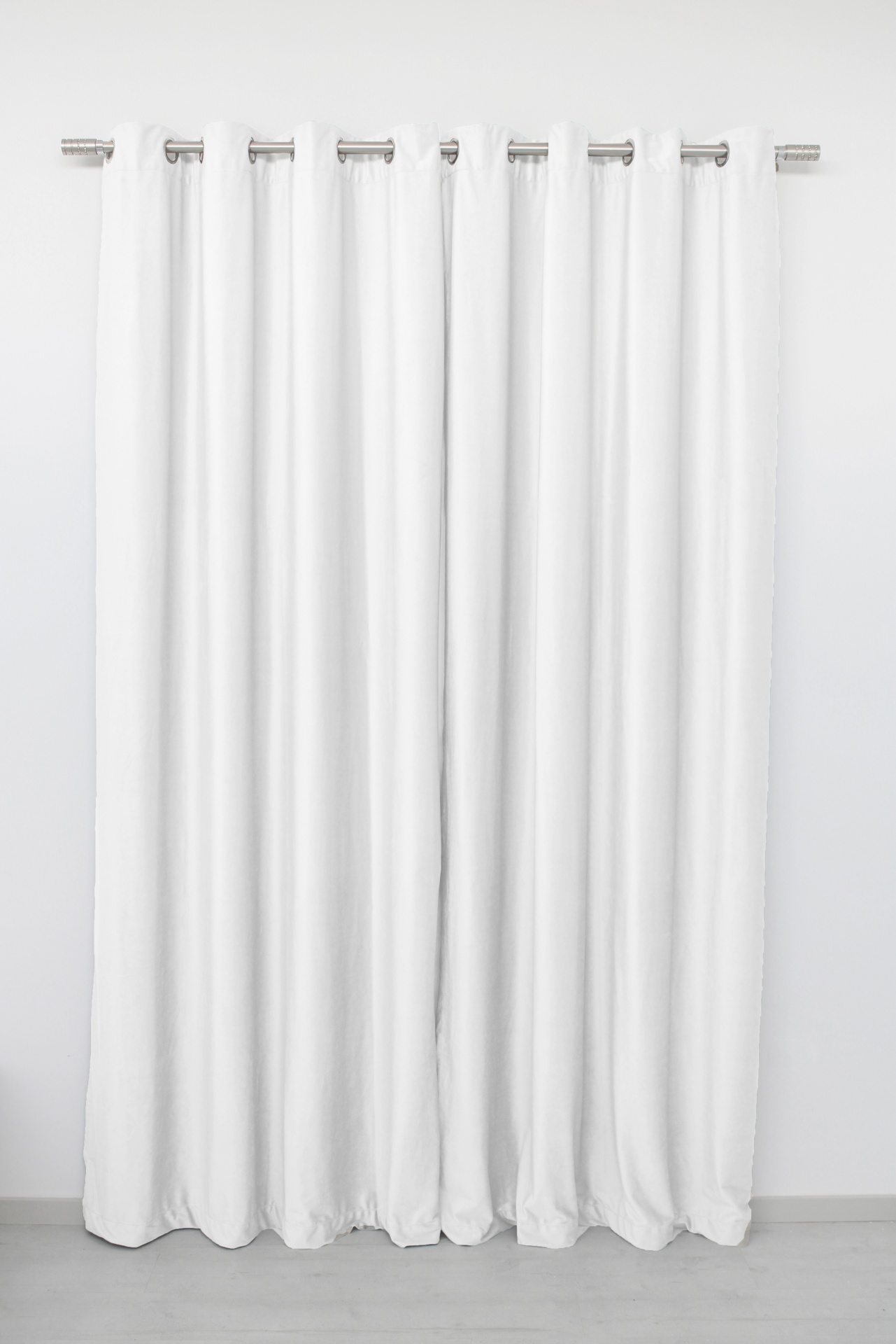 Cortina branca opaca com varão prateado