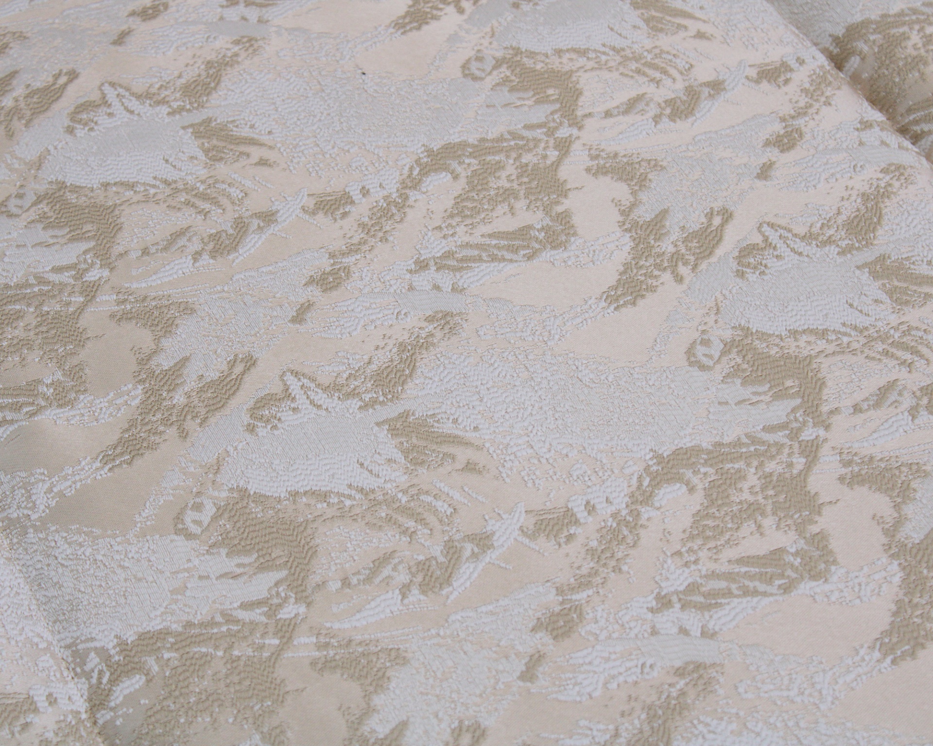 Tecido jacquard bege e branco com padrão floral texturizado