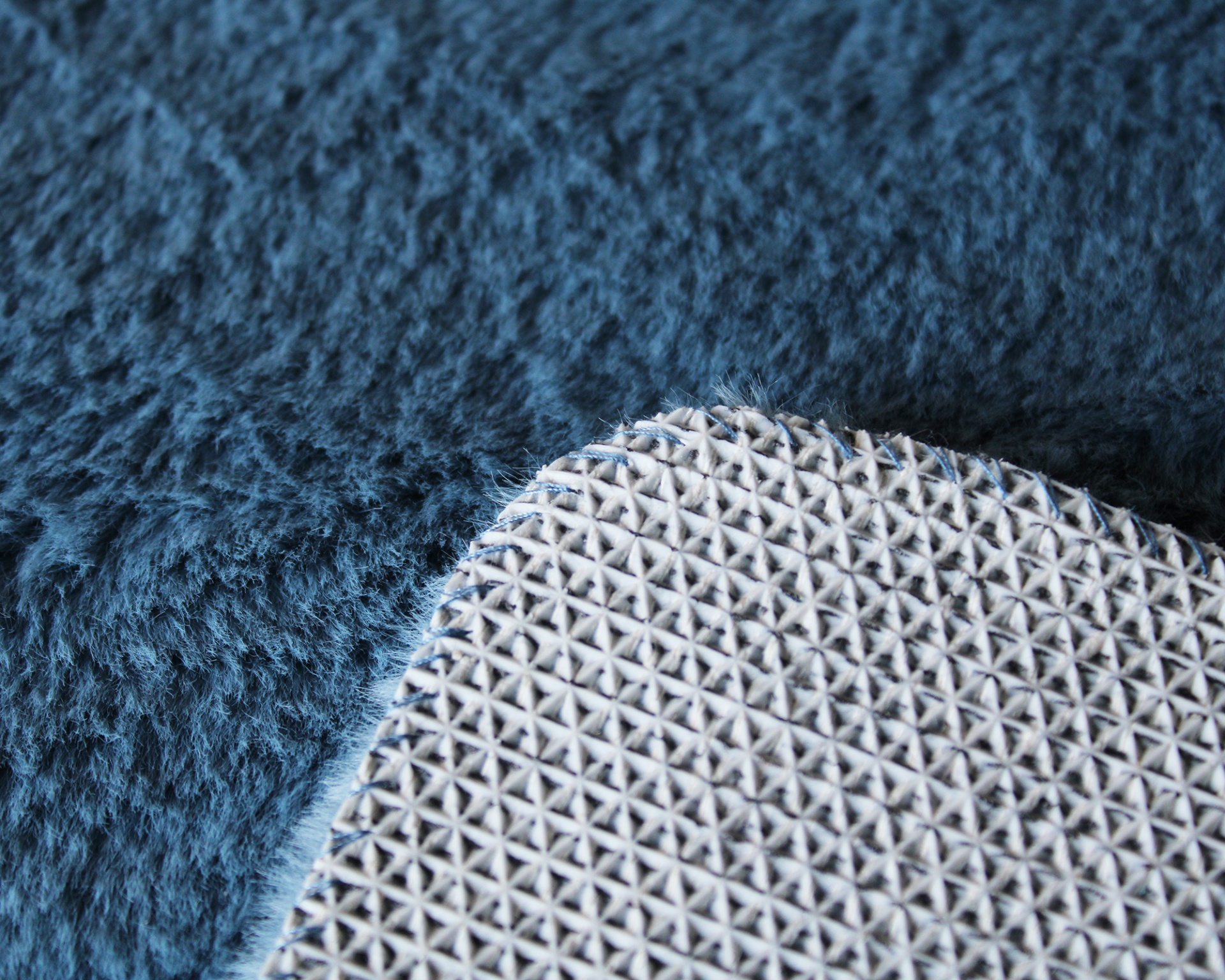 Tapete azul felpudo com parte inferior antiderrapante branca