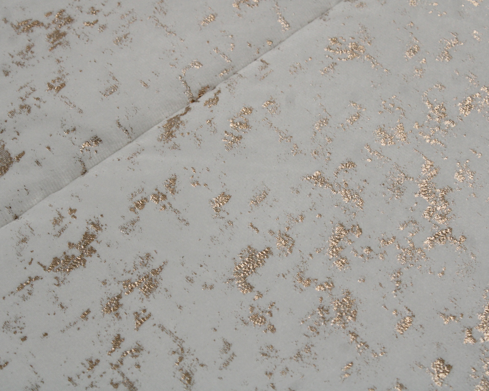 Papel de parede ou tecido cinzento com padrão metálico dourado