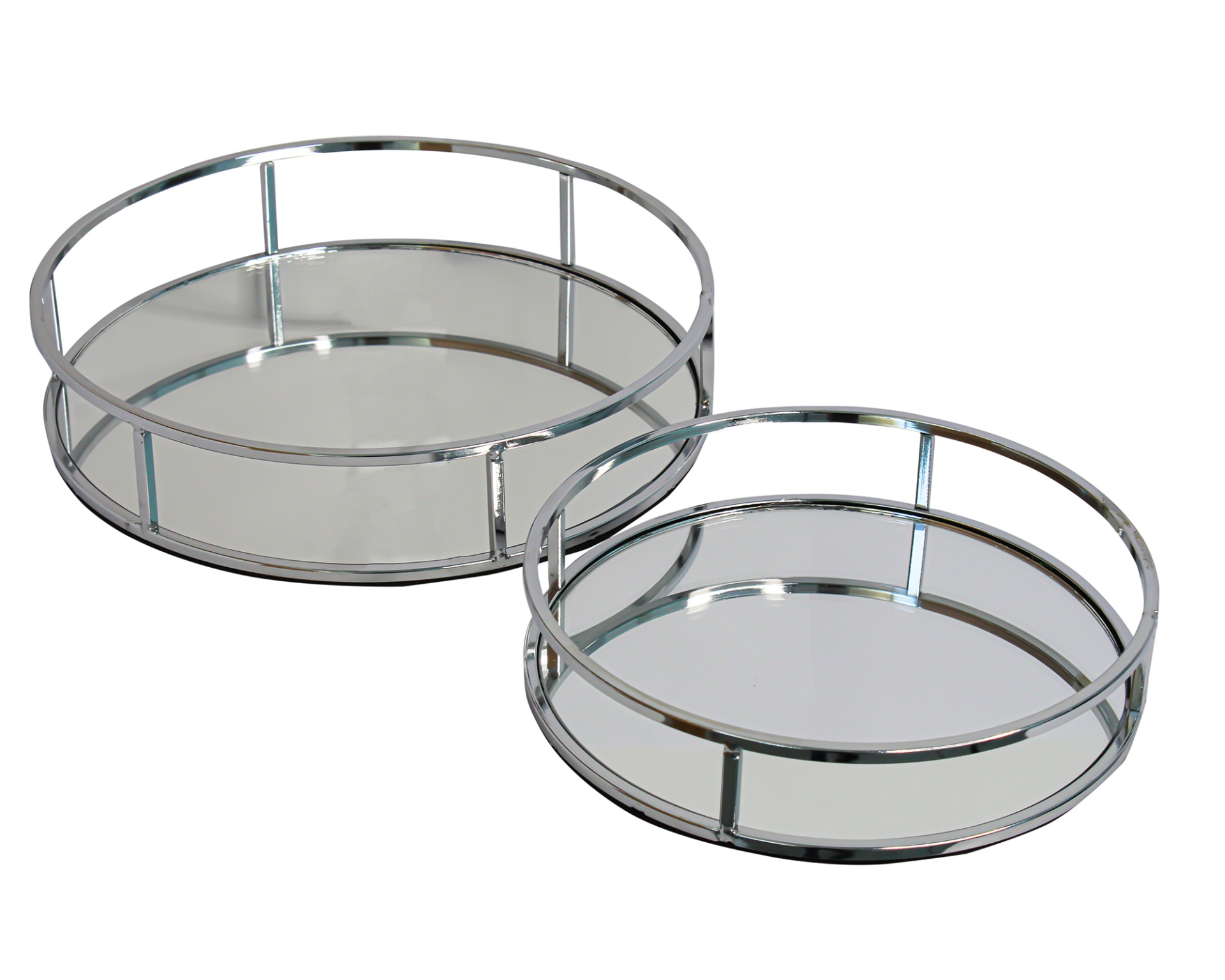 Dois tabuleiros redondos prateados com base espelhada