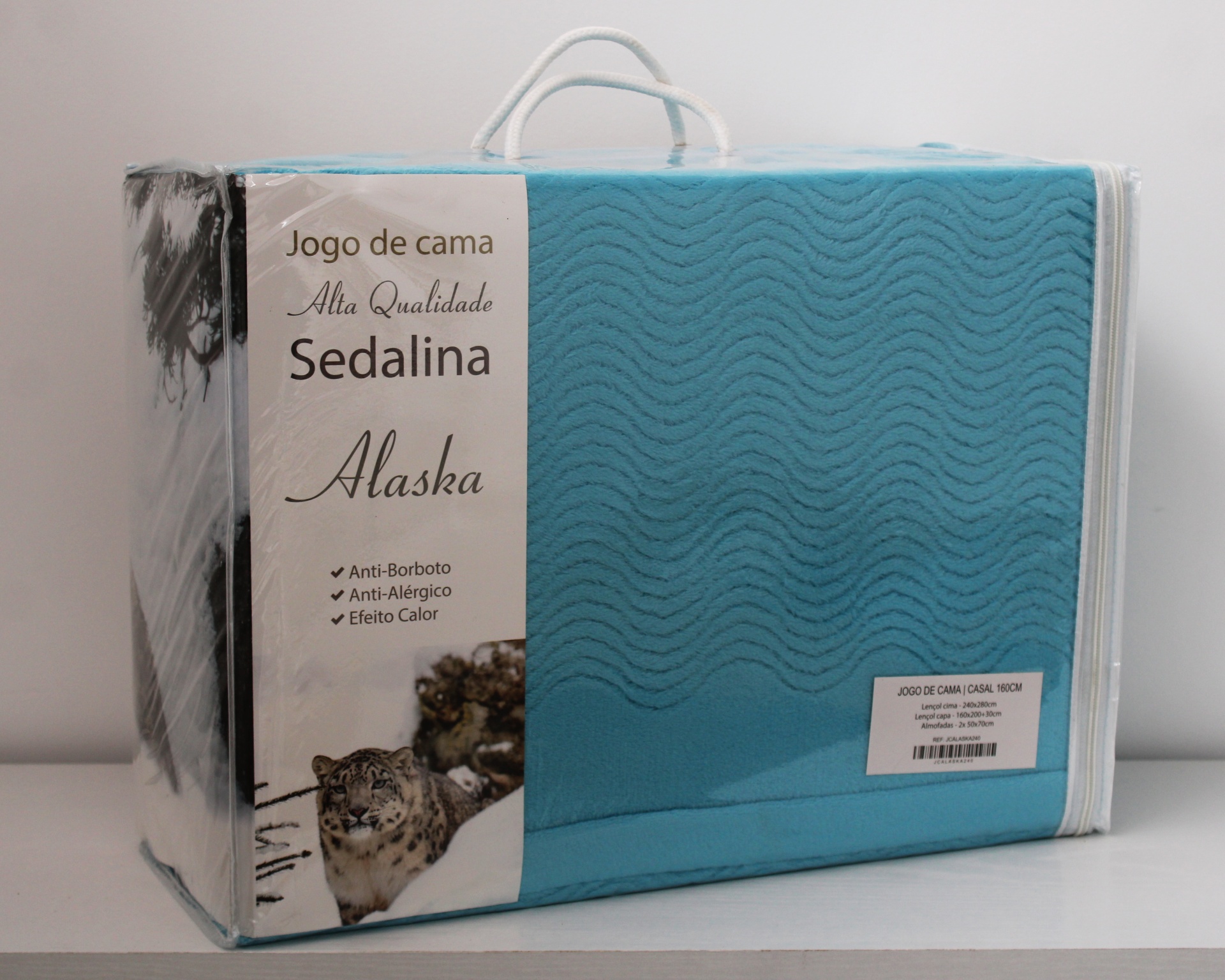 Embalagem de jogo de cama azul com padrão ondulado e texto de descrição em português