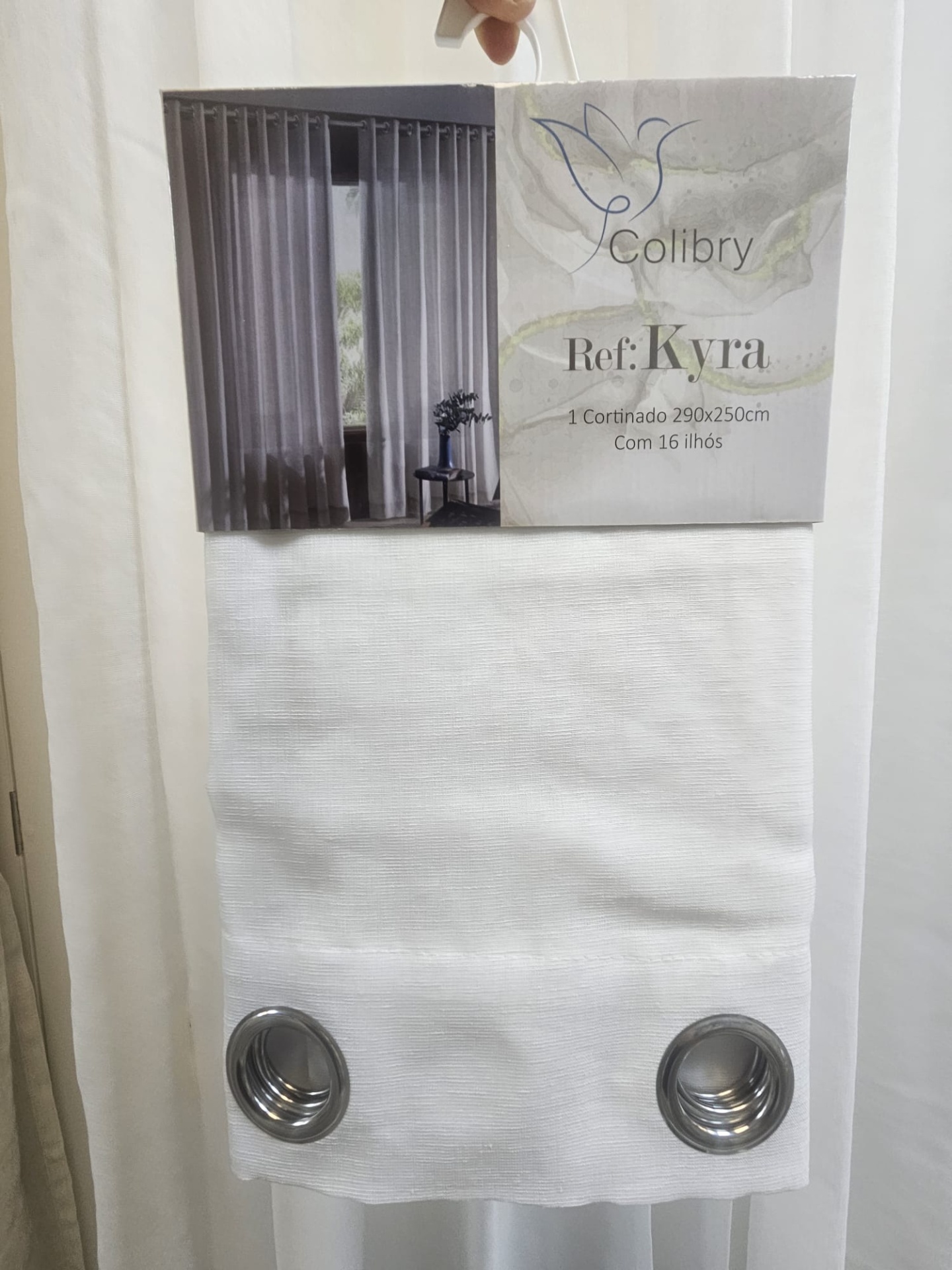 Cortinado branco com ilhós metálicos prateados e embalagem Colibry Ref Kyra