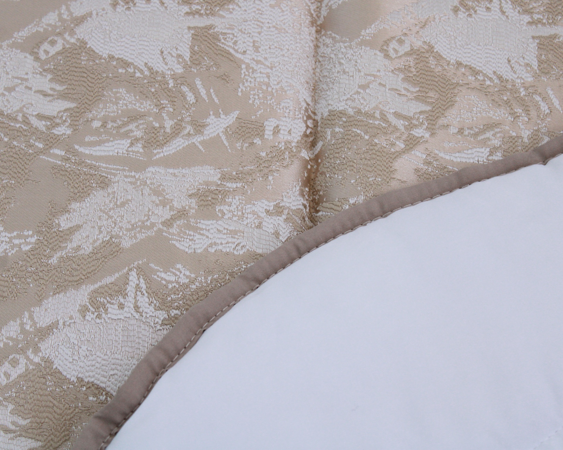 Edredão com padrão jacquard bege e branco e verso branco com borda bege