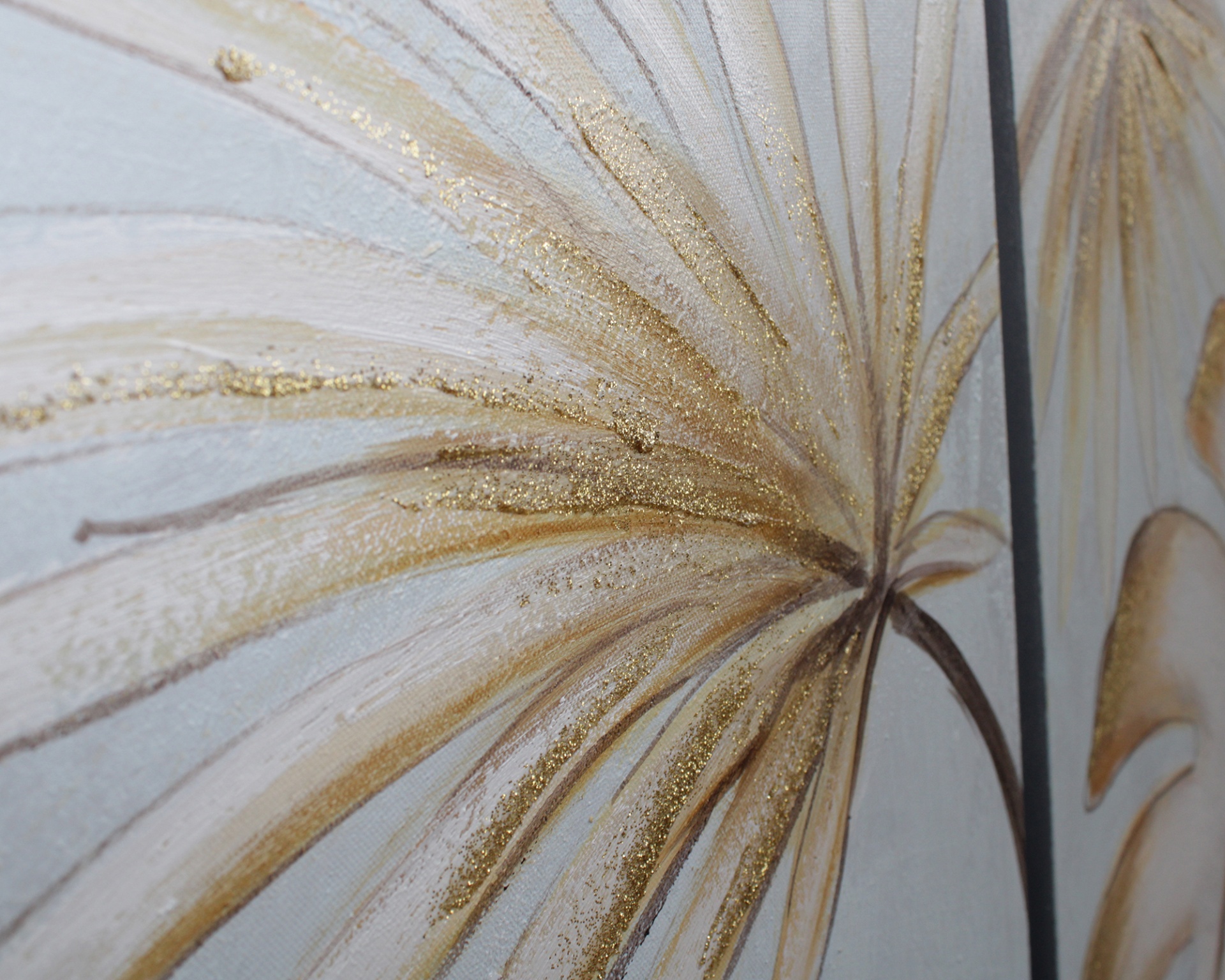 Pintura decorativa de flores abstratas em tons castanho, bege e dourado em três painéis