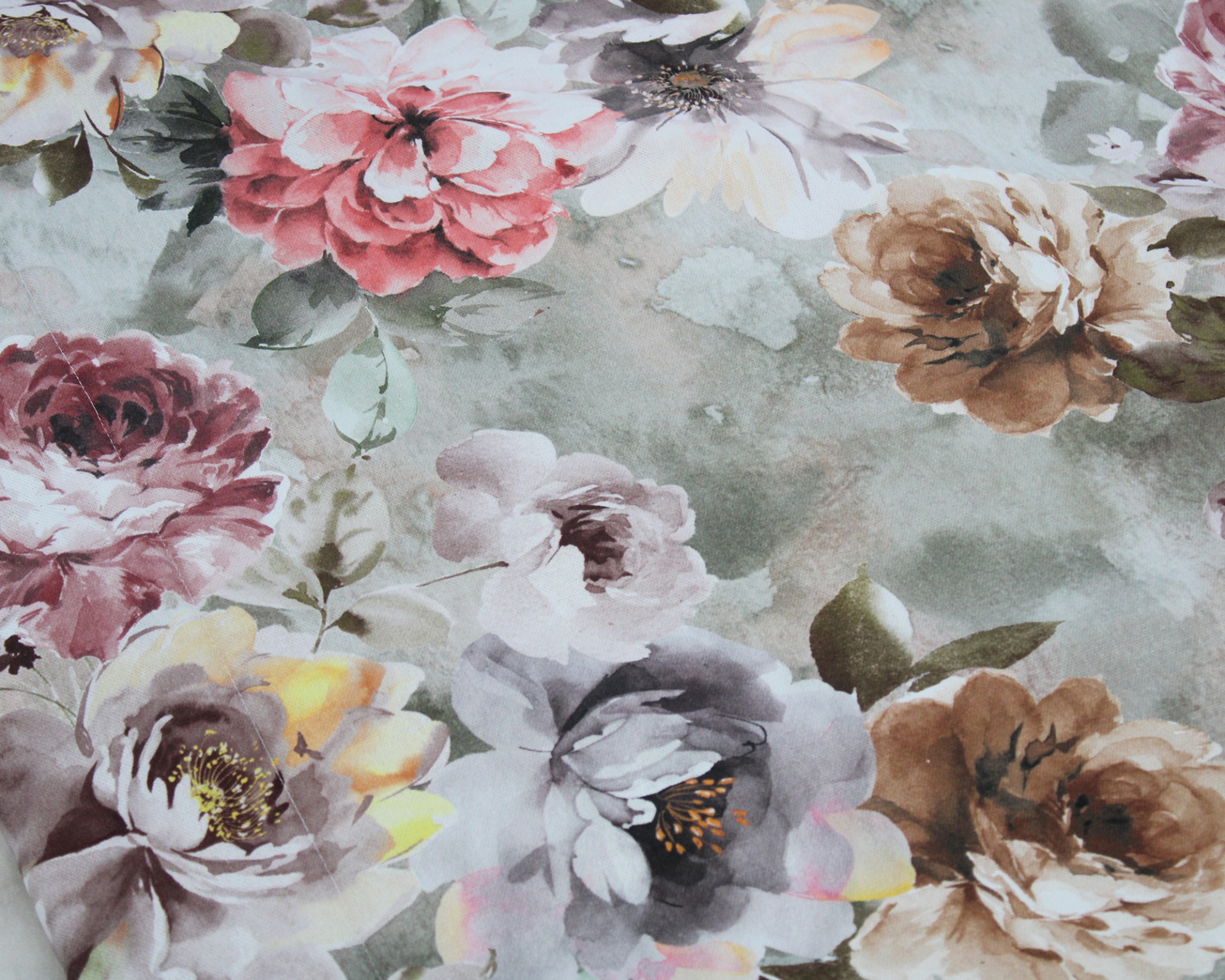Tecido com padrão de flores grandes coloridas em fundo cinza