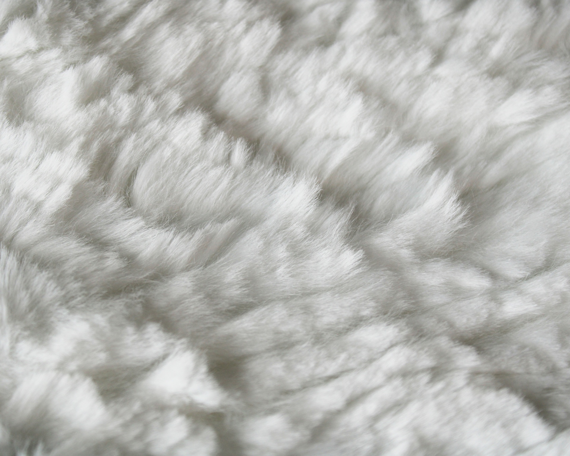 Tecido branco felpudo com textura suave e padrão irregular