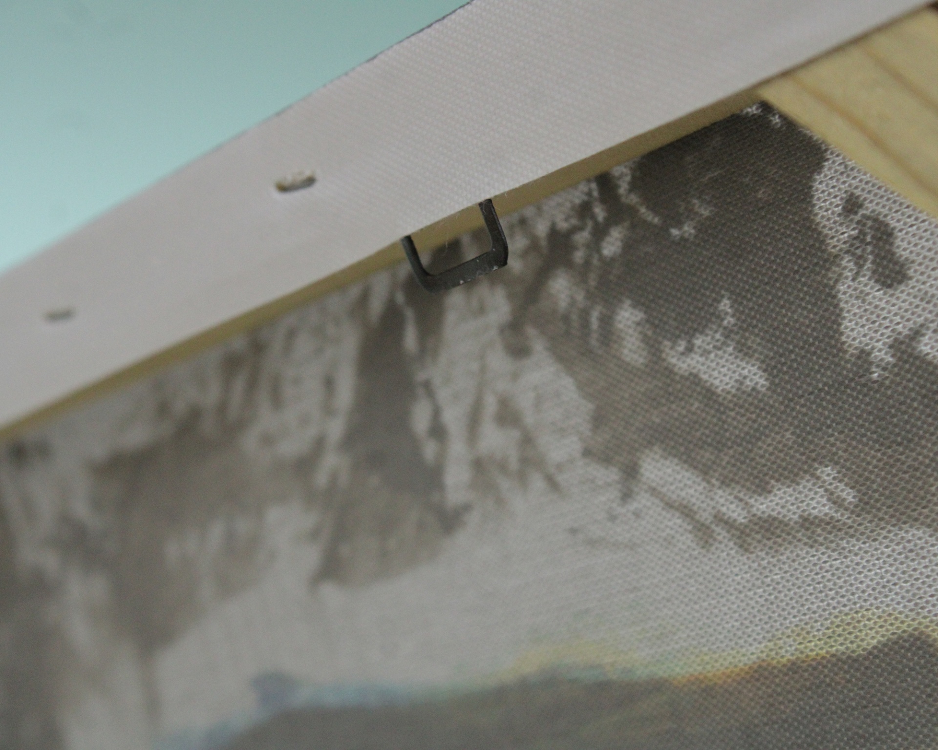 Tela de pintura cinza em moldura de madeira com gancho