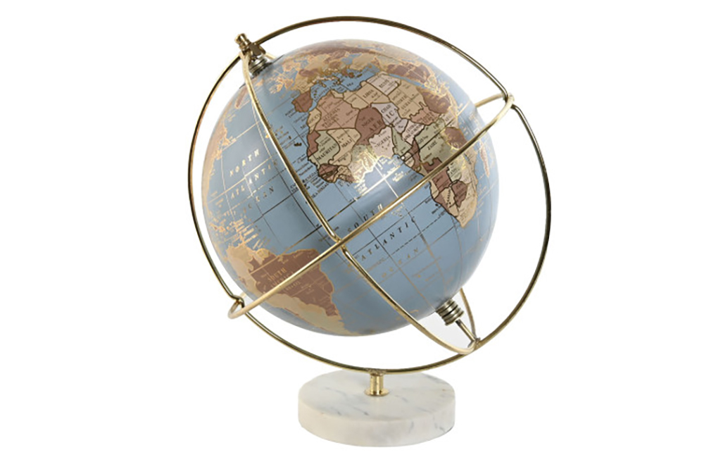 Globo terrestre decorativo com estrutura metálica dourada e base de mármore branco
