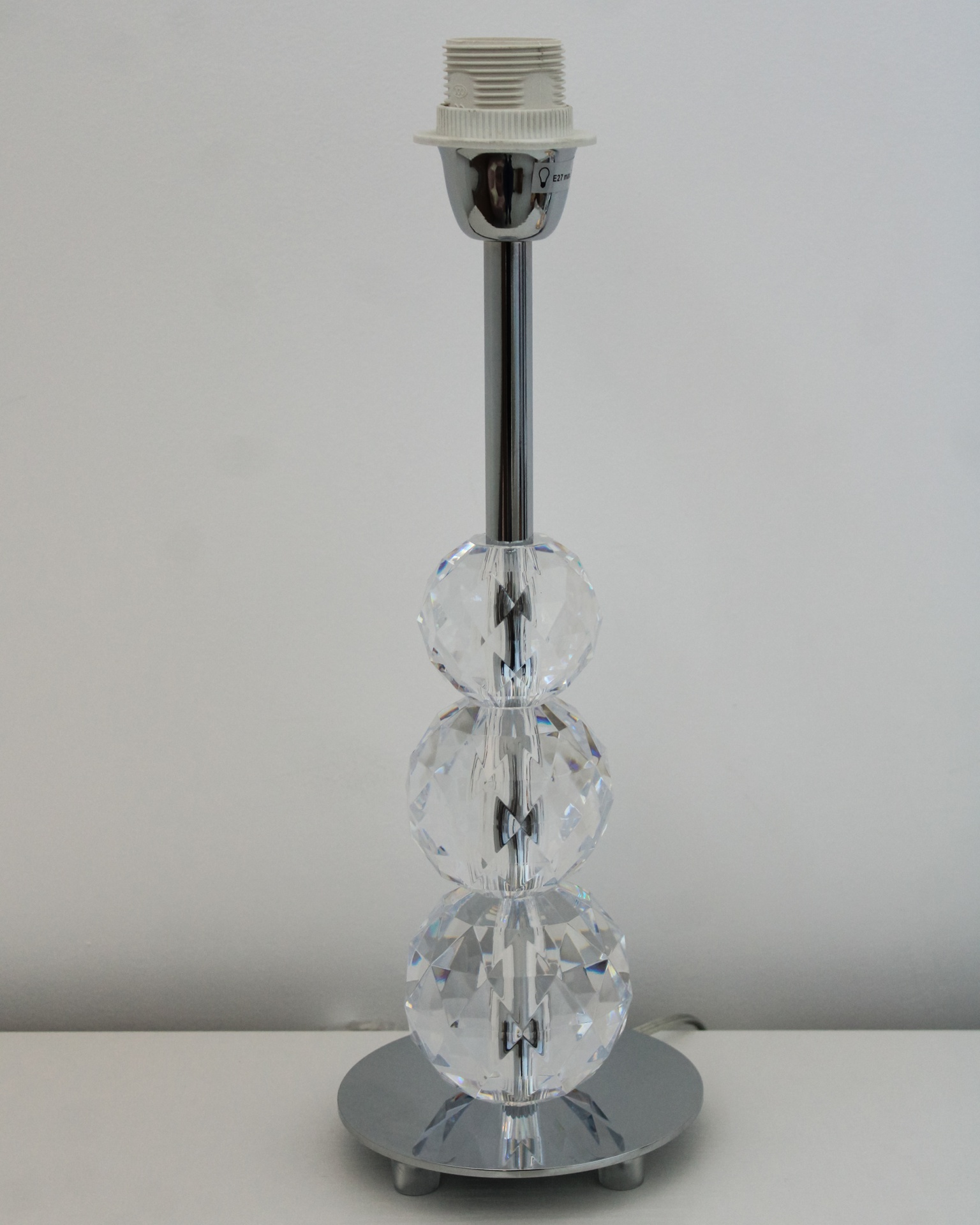 Candeeiro de mesa com base metálica e bolas facetadas de vidro