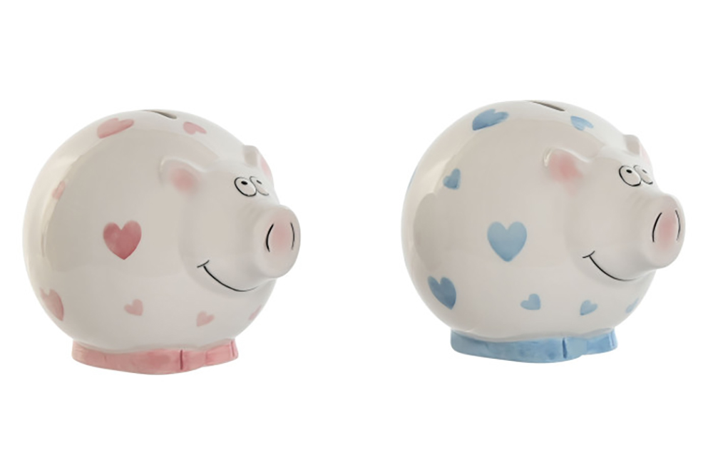 Dois mealheiros de porco em cerâmica com corações coloridos, um rosa e outro azul.