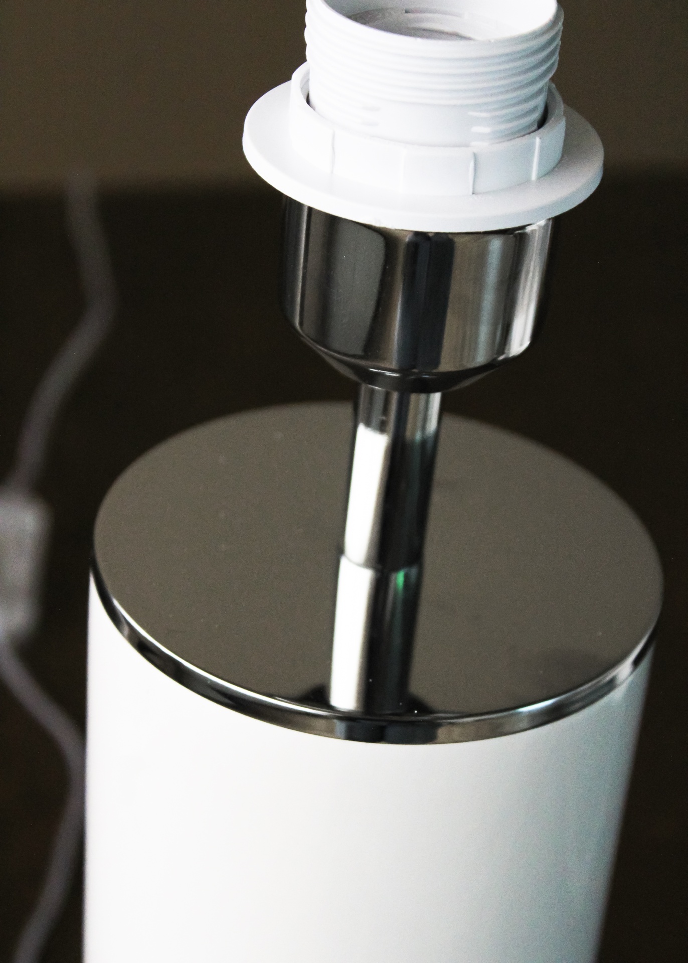 Base de candeeiro de mesa cilíndrica branca e metálica