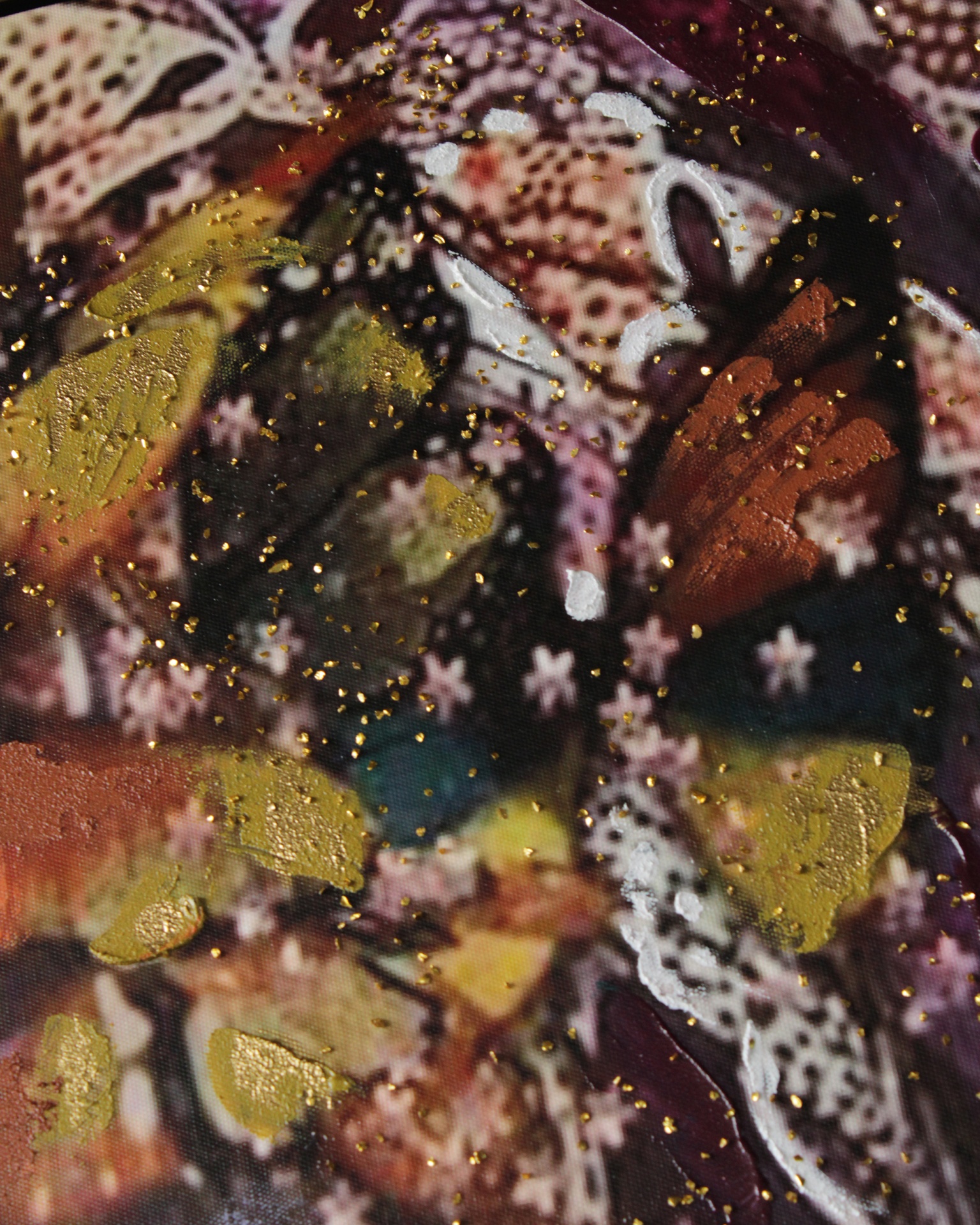 Padrão decorativo colorido de borboletas e flores com pontos dourados